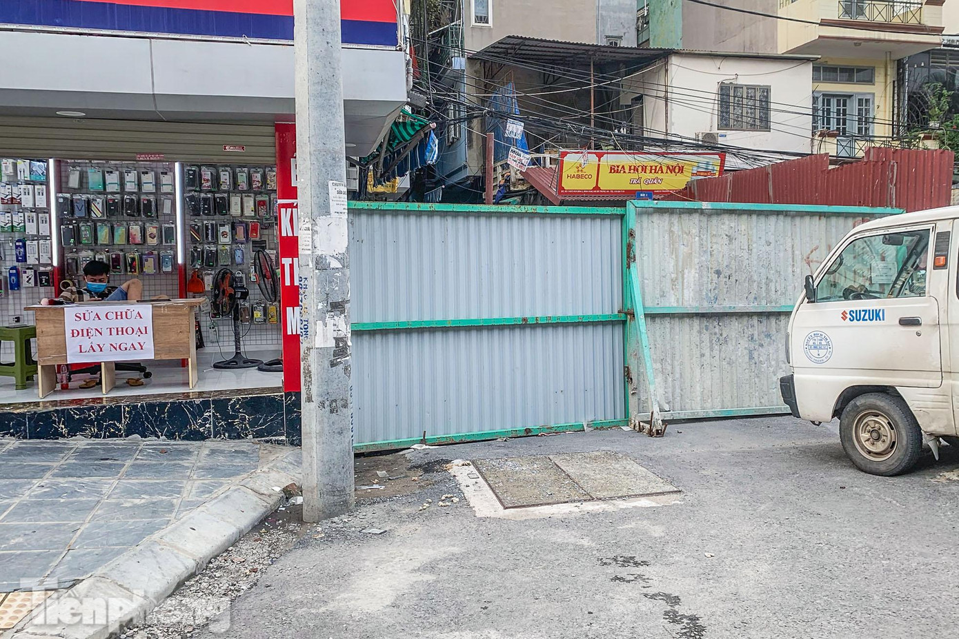 Chốt cứng tại một ngõ trên đường Minh Khai chưa được dỡ bỏ.