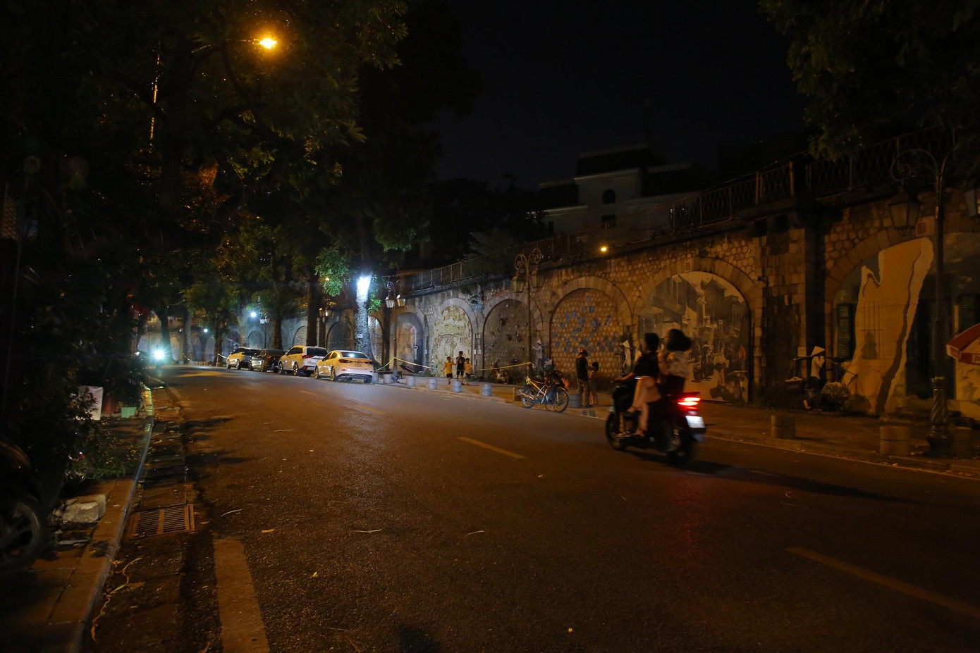 Những khu phố xung quanh phố Hàng Mã cũng vắng vẻ, khác hẳn mọi năm.