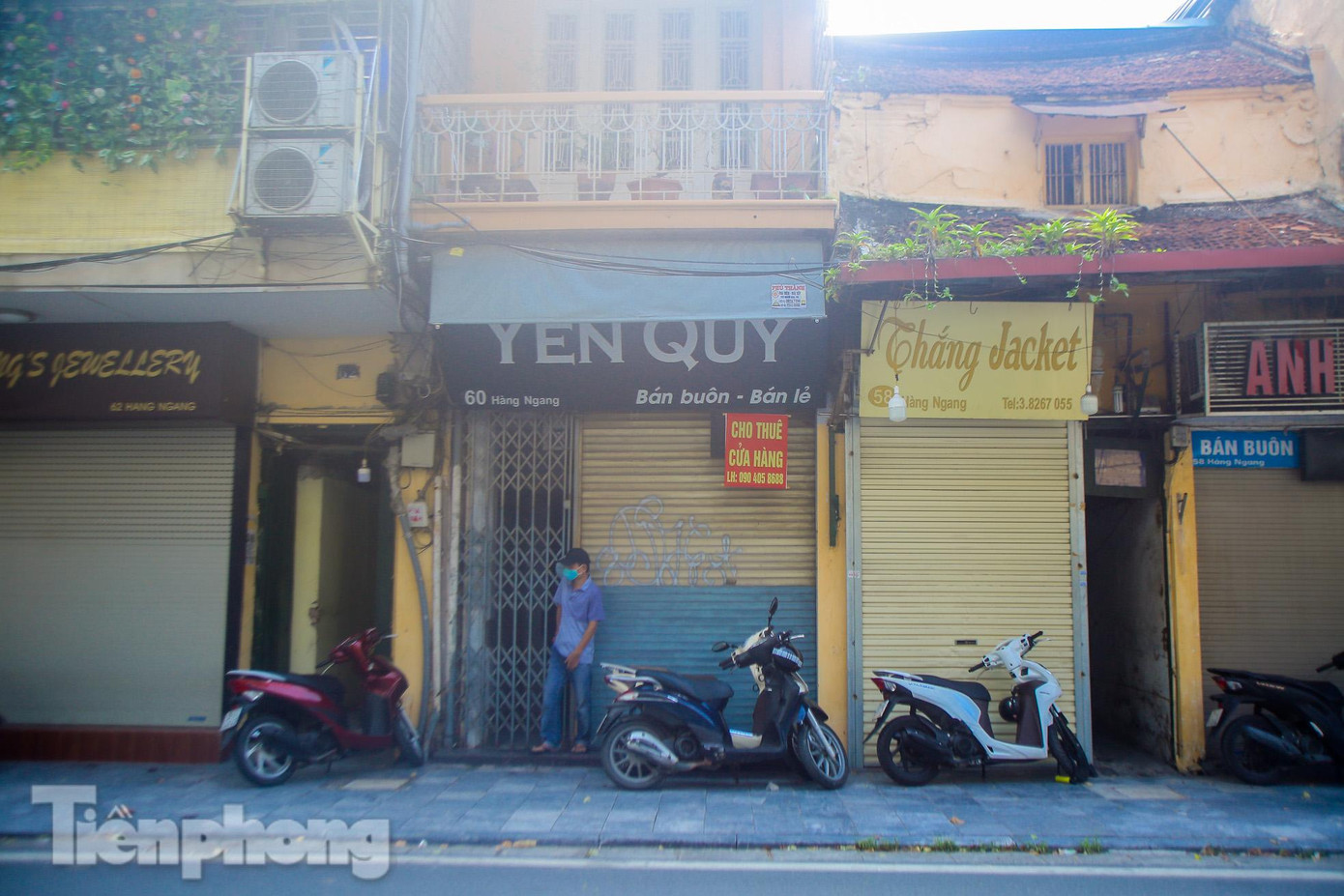 Thậm chí một số cửa hàng trên phố Hàng Ngang - con phố nổi tiếng buôn bán quần áo treo biển "cho thuê cửa hàng".