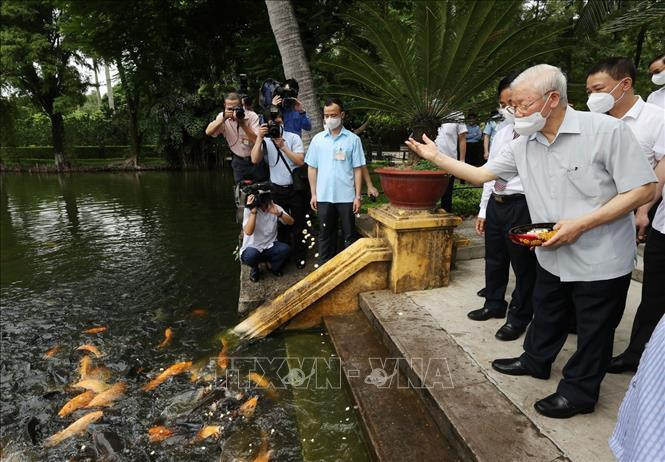 Tổng Bí thư Nguyễn Phú Trọng thăm ao cá Bác Hồ. Ảnh: Trí Dũng/TTXVN Tổng Bí thư Nguyễn Phú Trọng thăm ao cá Bác Hồ. Ảnh: Trí Dũng/TTXVN