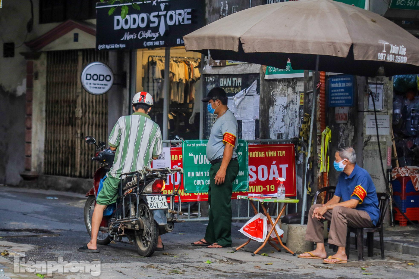 Một chốt vùng xanh được duy trì sau khi nới lỏng giãn cách, bảo vệ ở đây cho biết: "Việc rào kín mít sẽ đảm bảo an toàn cho người dân ở mức cao nhất. Dù Hà Nội đã được "tự do" hơn nhưng nguy cơ dịch bệnh vẫn còn hiện hữu".
