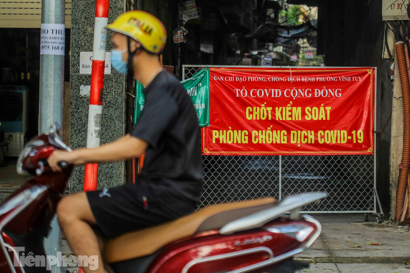 Tuy nhiên, theo ghi nhận của PV trên nhiều tuyến phố như Kim Ngưu, Thọ Lão, Nguyễn Khoái, Minh Khai... - tại các khu vực, ngõ, tổ dân phố vẫn được rào chắn đường, ngõ để bảo vệ "vùng xanh".