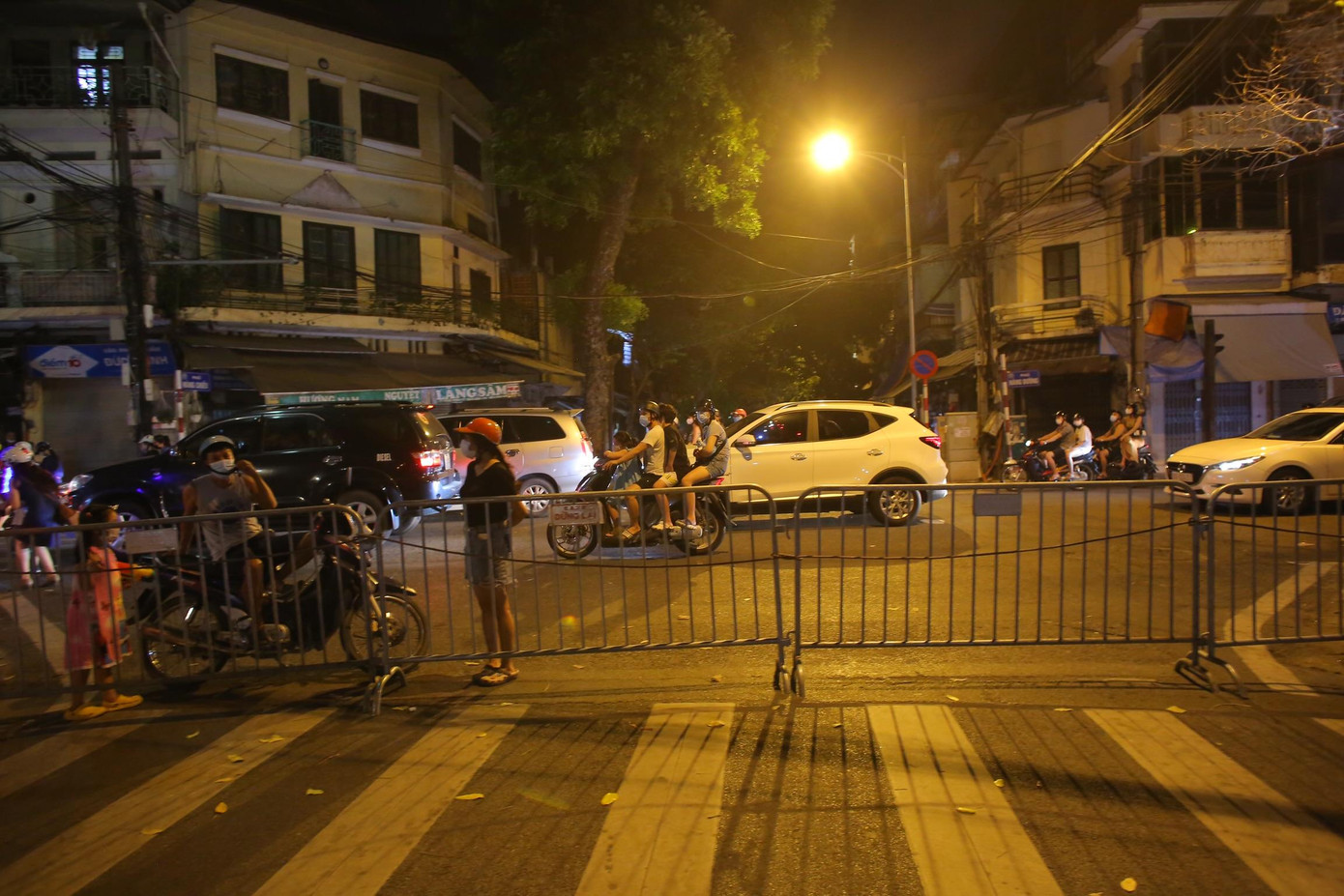 Nhiều người hụt hẫng khi lên đến phố Hàng Mã và chứng kiến cảnh trên.