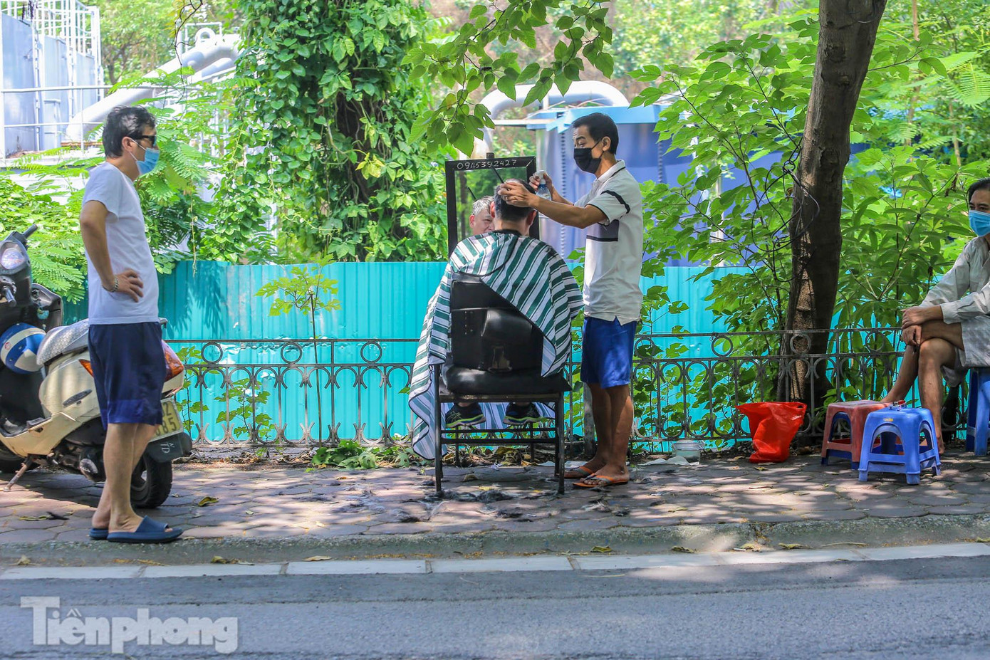 Trung bình mỗi hiệu có 2-3 khách chờ cắt. Trung bình mỗi hiệu có 2-3 khách chờ cắt.