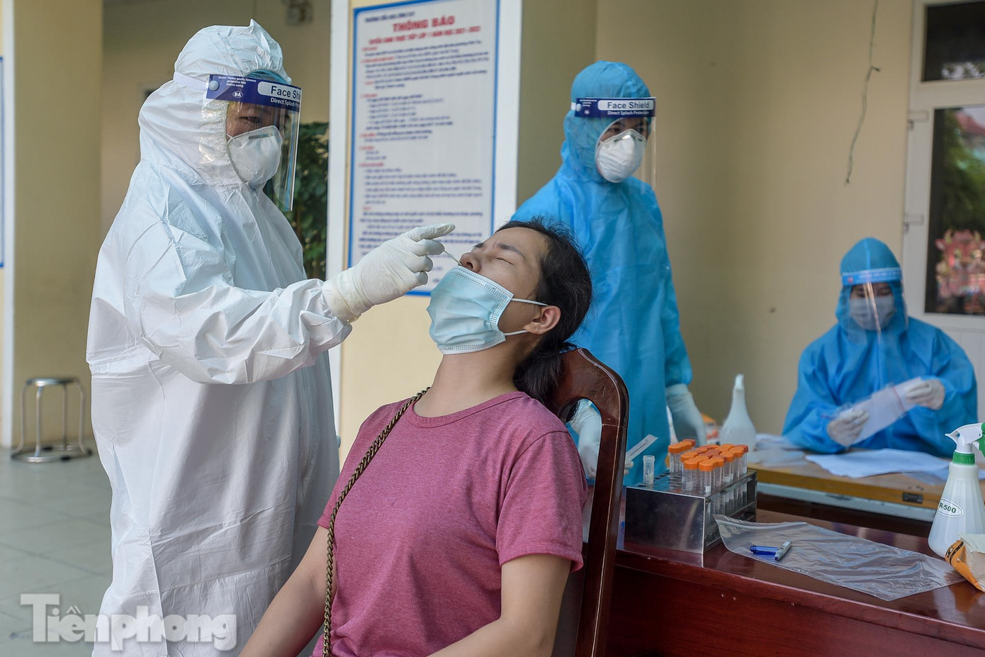 Từ 9/8 đến 17/8, thành phố Hà Nội tập trung thực hiện xét nghiệm với tổng số khoảng 1.300.000 mẫu bằng kỹ thuật RT-PCR để phòng chống dịch COVID-19. Thành phố sẽ xét nghiệm cho toàn bộ người dân tại “nhóm đỏ”; xét nghiệm cho những người có ho, sốt, khó thở...qua khai báo y tế; xét nghiệm cho “nhóm da cam” bao gồm các đối tượng là nhân viên y tế, bệnh nhân, lực lượng tham gia phòng, chống dịch, người lao động trực tiếp tại các chuỗi cung ứng thực phẩm, chợ, siêu thị, lái xe, người giao hàng, bảo vệ tòa nhà... trên cơ sở chỉ định chuyên môn dịch tễ và xét nghiệm “vùng xanh” theo hộ gia đình tại các quận nội thành và các huyện có nguy cơ cao, mỗi hộ gia đình lấy đại diện 1 mẫu của 1 thành viên có nguy cơ cao nhất (có thể căn cứ theo tiền sử di chuyển nhiều nơi, tiếp xúc với nhiều người, thường xuyên tới các khu vực nguy cơ cao như bệnh viện, chợ...).