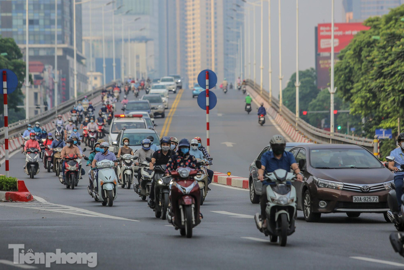 Cầu vượt Trần Duy Hưng, làn đường hướng về nội đô từ phía Nam đông đúc các phương tiện.