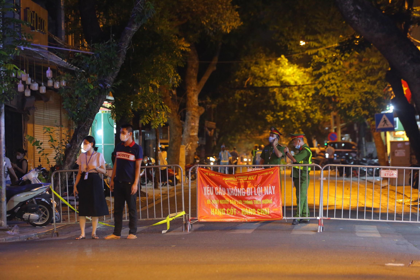 Công an phường Hàng Mã lập các chốt chặn tại khu vực trên.