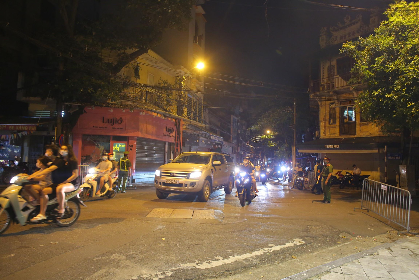 Các phương tiện đều phải chuyển hướng khi muốn vào phố Hàng Mã.