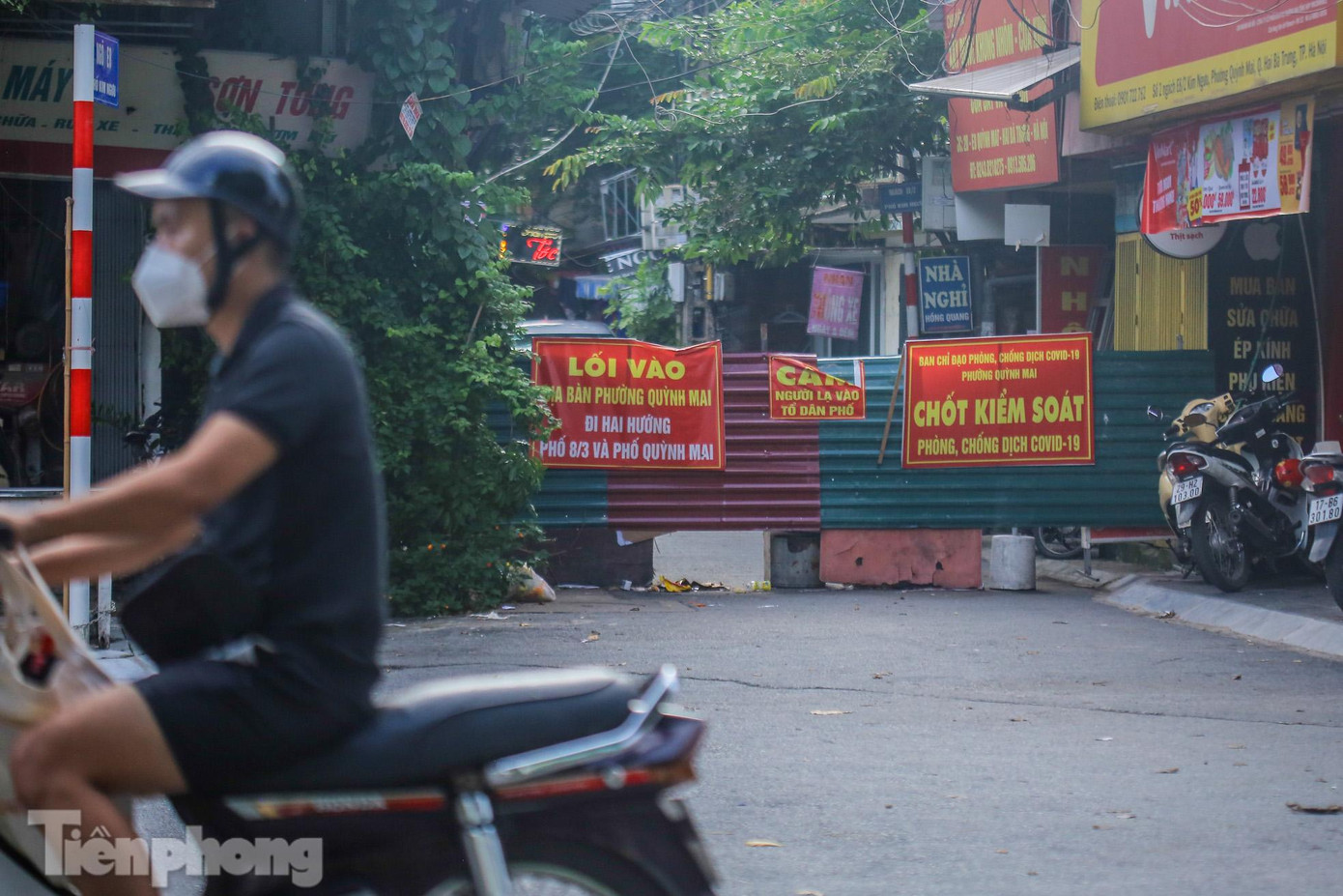 Từ sáng 21/9, thành phố thực hiện nới lỏng giãn cách theo Chỉ thị 22 của UBND TP Hà Nội với việc không phân biệt các vùng "đỏ, vàng, xanh" và nhanh chóng gỡ bỏ nhiều chốt chặn được lập nên trước đó, chỉ kiểm soát 22 chốt tại các cửa ngõ lớn ra, vào thành phố.