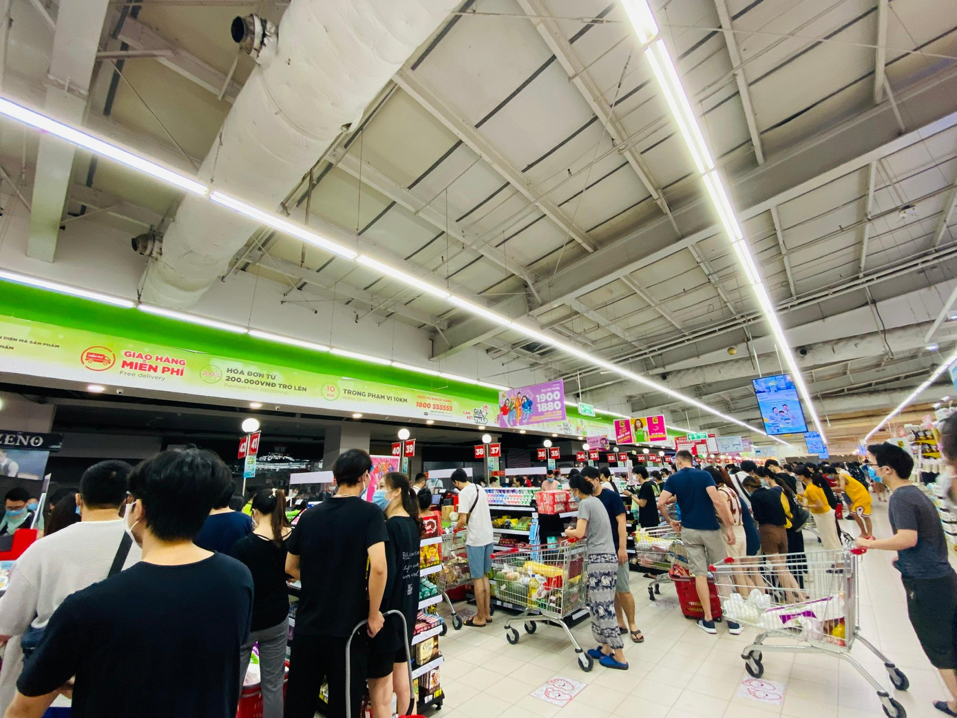 Khu vực thanh toán mở gần hết các bàn rồi mà khách vẫn đông. Hầu hết khách đến để mua rau quả, thực phẩm. Các khu vực hàng hoá khác tương đối thưa khách.