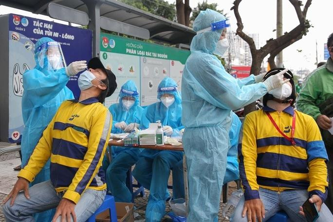 Trong ngày đầu tiên, hàng ngàn shipper của Be và Grab đã được test nhanh COVID-19 tại các địa điểm do doanh nghiệp và các đơn vị y tế phối hợp tổ chức.