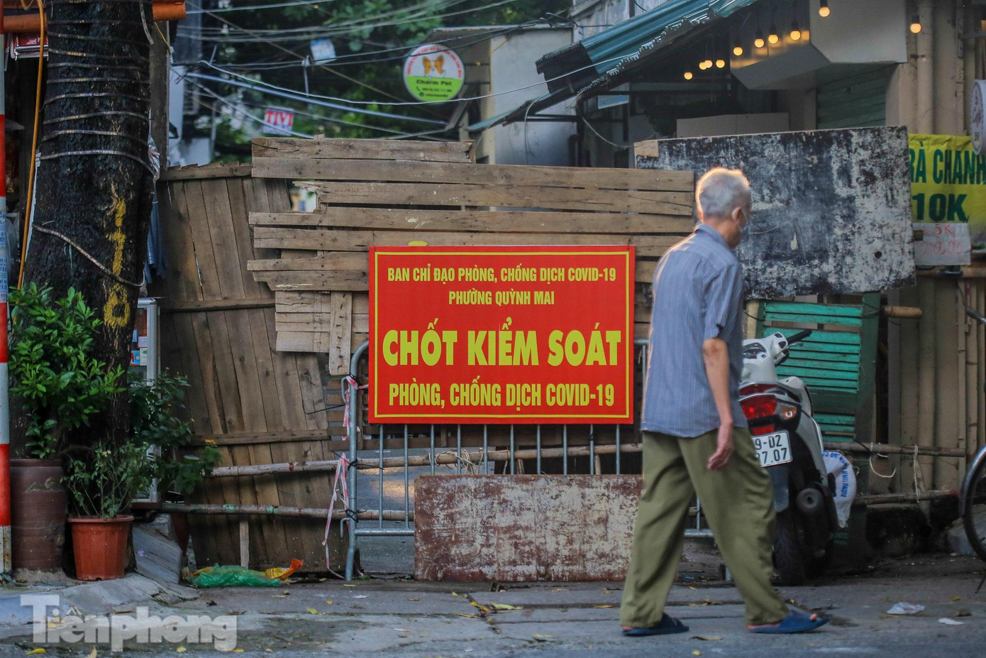 Hình ảnh một chốt chặn được dựng bằng nhiều vật liệu khác nhau tại phường Quỳnh Mai.