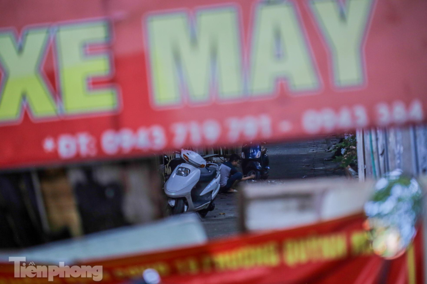 Sau rào chắn kiên cố là nhịp sống "bình thường mới" của người dân từ khi nới lỏng giãn cách.