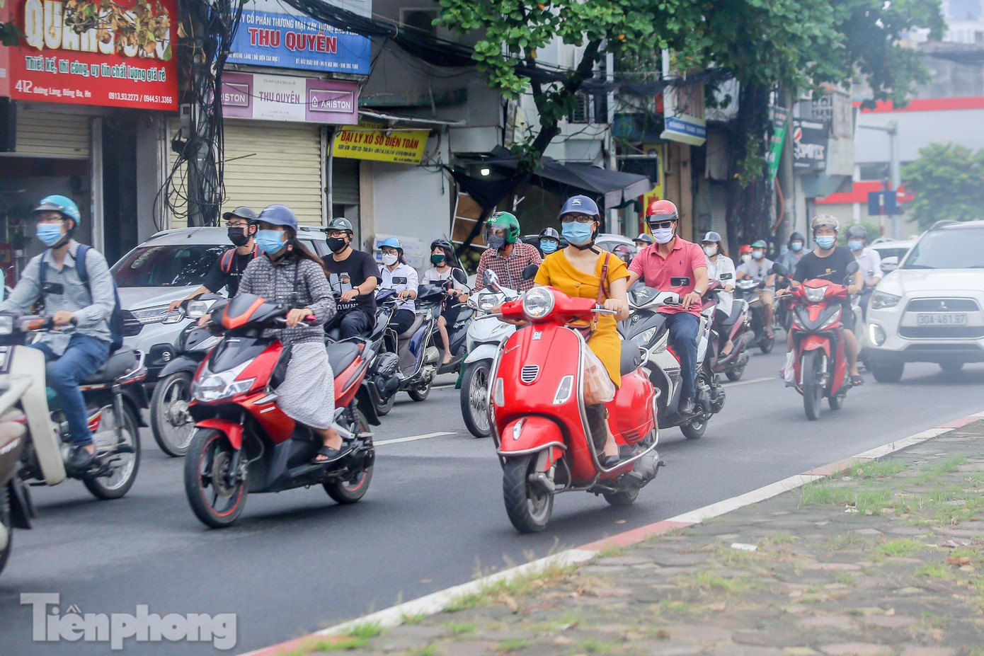 Mật độ tham gia giao thông đông đúc vào sáng nay tại đường Láng. Mật độ tham gia giao thông đông đúc vào sáng nay tại đường Láng.