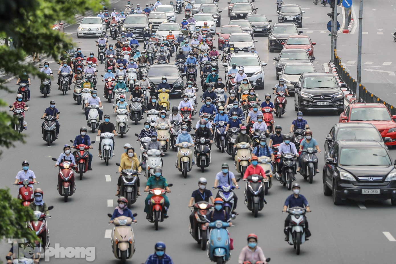 Ông Chử Xuân Dũng, Phó Chủ tịch UBND TP Hà Nội cho biết, kể từ sau 6h sáng 21/9, thành phố sẽ không áp dụng phân vùng và không áp dụng cấp giấy đi đường cho các cá nhân, tổ chức trên địa bàn thành phố. Đồng thời, thành phố sẽ tăng cường ứng dụng công nghệ thông tin để giám sát di biến động của người dân. Ông Chử Xuân Dũng, Phó Chủ tịch UBND TP Hà Nội cho biết, kể từ sau 6h sáng 21/9, thành phố sẽ không áp dụng phân vùng và không áp dụng cấp giấy đi đường cho các cá nhân, tổ chức trên địa bàn thành phố. Đồng thời, thành phố sẽ tăng cường ứng dụng công nghệ thông tin để giám sát di biến động của người dân.