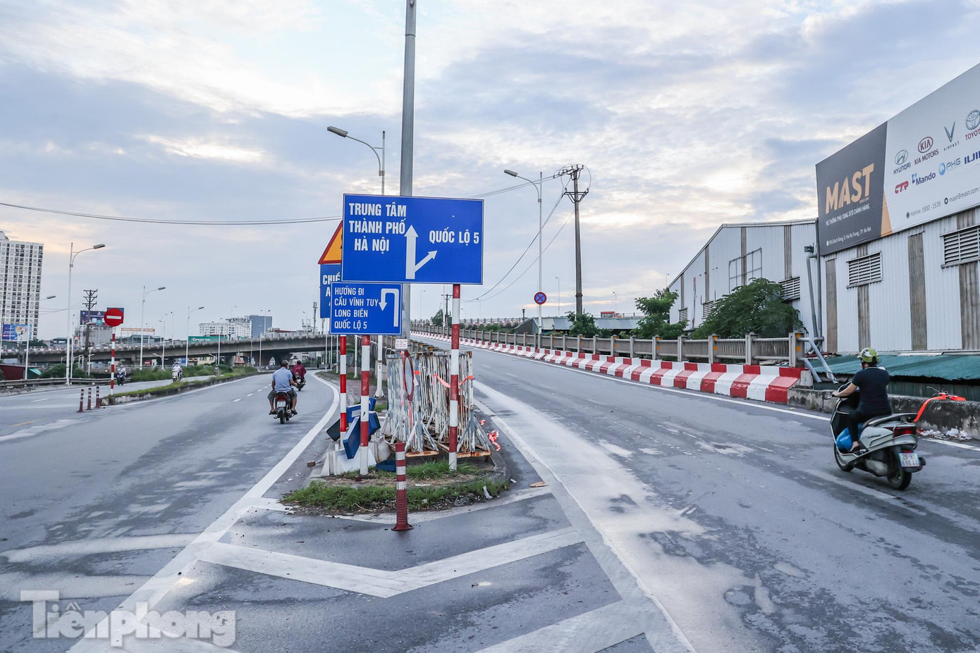 Công an thành phố đánh giá, sau 13 ngày triển khai (từ ngày 4/9), những chốt "vùng đỏ" đã đóng góp một phần công sức chung tay cùng chính quyền, nhân dân Thủ đô kiểm soát dịch COVID-19 và bước đầu tình hình dịch bệnh chuyển biến tích cực. Trước đó, bắt đầu từ 6h ngày 6/9, Công an TP Hà Nội triển khai 39 chốt trực tại các tuyến đường ra, vào phân vùng 1 (vùng đỏ). Nhiệm vụ của chốt là kiểm soát chặt tất cả người và phương tiện được vào, ra phân vùng 1; bảo đảm an ninh, trật tự; hướng dẫn, phân luồng giao thông. Công an thành phố đánh giá, sau 13 ngày triển khai (từ ngày 4/9), những chốt "vùng đỏ" đã đóng góp một phần công sức chung tay cùng chính quyền, nhân dân Thủ đô kiểm soát dịch COVID-19 và bước đầu tình hình dịch bệnh chuyển biến tích cực. Trước đó, bắt đầu từ 6h ngày 6/9, Công an TP Hà Nội triển khai 39 chốt trực tại các tuyến đường ra, vào phân vùng 1 (vùng đỏ). Nhiệm vụ của chốt là kiểm soát chặt tất cả người và phương tiện được vào, ra phân vùng 1; bảo đảm an ninh, trật tự; hướng dẫn, phân luồng giao thông.