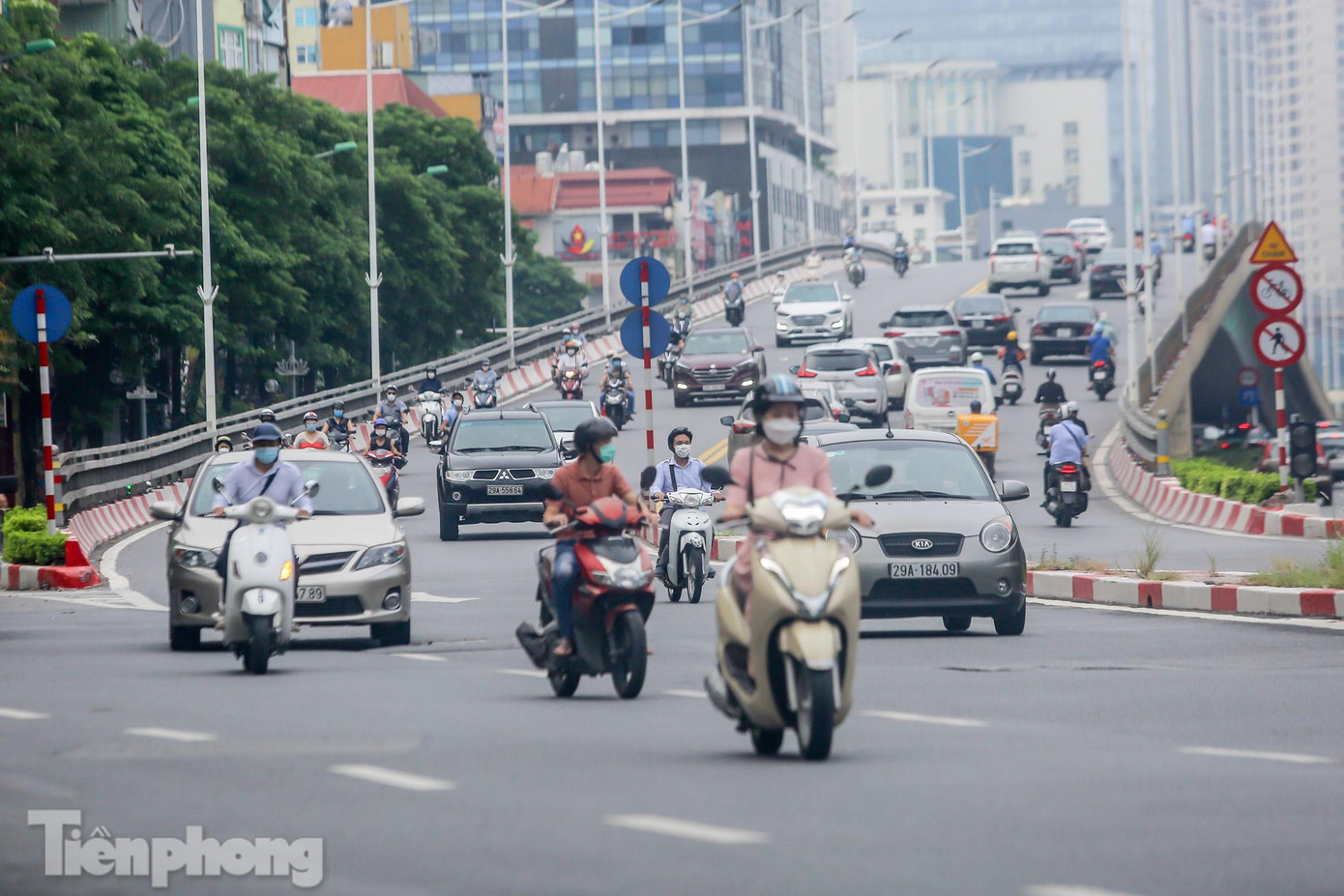 Chiều 20/9, ông Chử Xuân Dũng, Phó Chủ tịch UBND TP Hà Nội cho biết thành phố bỏ nguyên tắc phân vùng chống dịch từ ngày 6h ngày 21/9. Hà Nội sẽ có các biện pháp nới lỏng một số hoạt động, trên cơ sở ưu tiên hàng đầu vẫn phải đảm bảo an toàn cho sức khoẻ nhân dân, giữ an toàn cho Thủ đô vì dịch bệnh tại một số địa phương trên cả nước vẫn diễn biến phức tạp. Chiều 20/9, ông Chử Xuân Dũng, Phó Chủ tịch UBND TP Hà Nội cho biết thành phố bỏ nguyên tắc phân vùng chống dịch từ ngày 6h ngày 21/9. Hà Nội sẽ có các biện pháp nới lỏng một số hoạt động, trên cơ sở ưu tiên hàng đầu vẫn phải đảm bảo an toàn cho sức khoẻ nhân dân, giữ an toàn cho Thủ đô vì dịch bệnh tại một số địa phương trên cả nước vẫn diễn biến phức tạp.