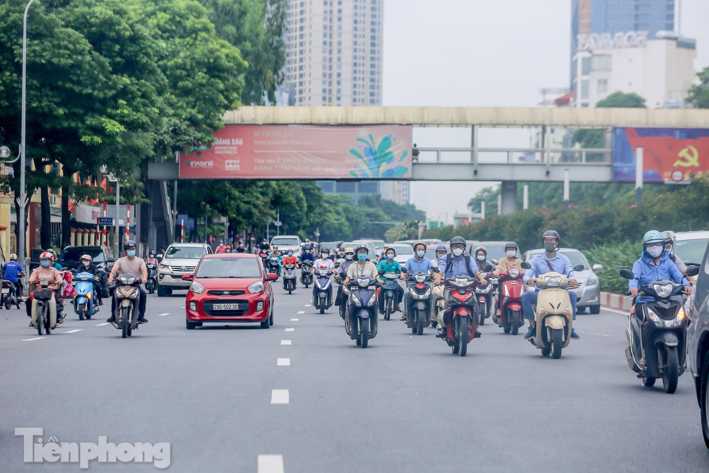 Trên đường Trần Duy Hưng, lượng phương tiện đông đúc từ cửa ngõ phía Nam hướng về nội đô vào sáng nay (17/9). Trên đường Trần Duy Hưng, lượng phương tiện đông đúc từ cửa ngõ phía Nam hướng về nội đô vào sáng nay (17/9).