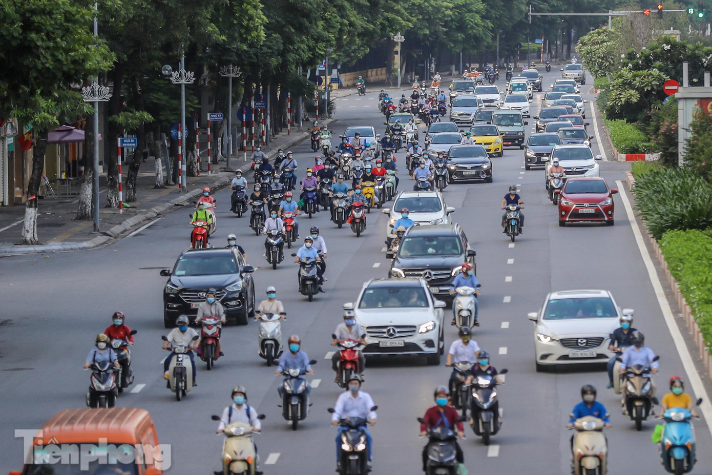 Ghi nhận của PV trong ngày đầu tiên sau khi dỡ 39 chốt "vùng đỏ", đường phố trở nên đông đúc hơn, đặc biệt là giờ cao điểm, giờ đi làm. Ghi nhận của PV trong ngày đầu tiên sau khi dỡ 39 chốt "vùng đỏ", đường phố trở nên đông đúc hơn, đặc biệt là giờ cao điểm, giờ đi làm.