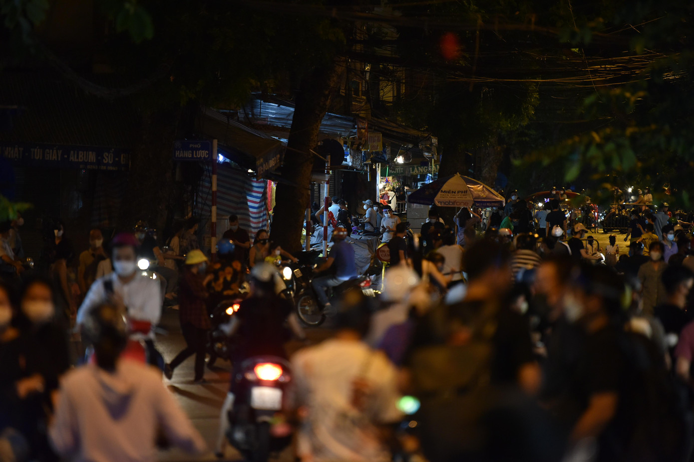 Đây cũng là ngày đầu tiên thành phố Hà Nội thực hiện nới lỏng giãn cách, bỏ quy định giấy đi đường nên lượng người lên phố rất đông.