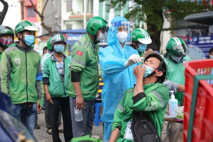 Hiện mỗi tài xế sẽ phải trả khoảng 75.000 đồng cho 1 lần xét nghiệm, tính ra chi phí khoảng 25.000 đồng/ngày (3 ngày xét nghiệm 1 lần)