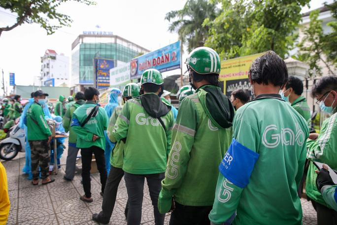Nhiều shipper phải chạy từ quận Bình Tân, quận 8, huyện Bình Chánh, Củ Chi... với quãng đường hơn gần 20 km để đến điểm xét nghiệm của hãng.