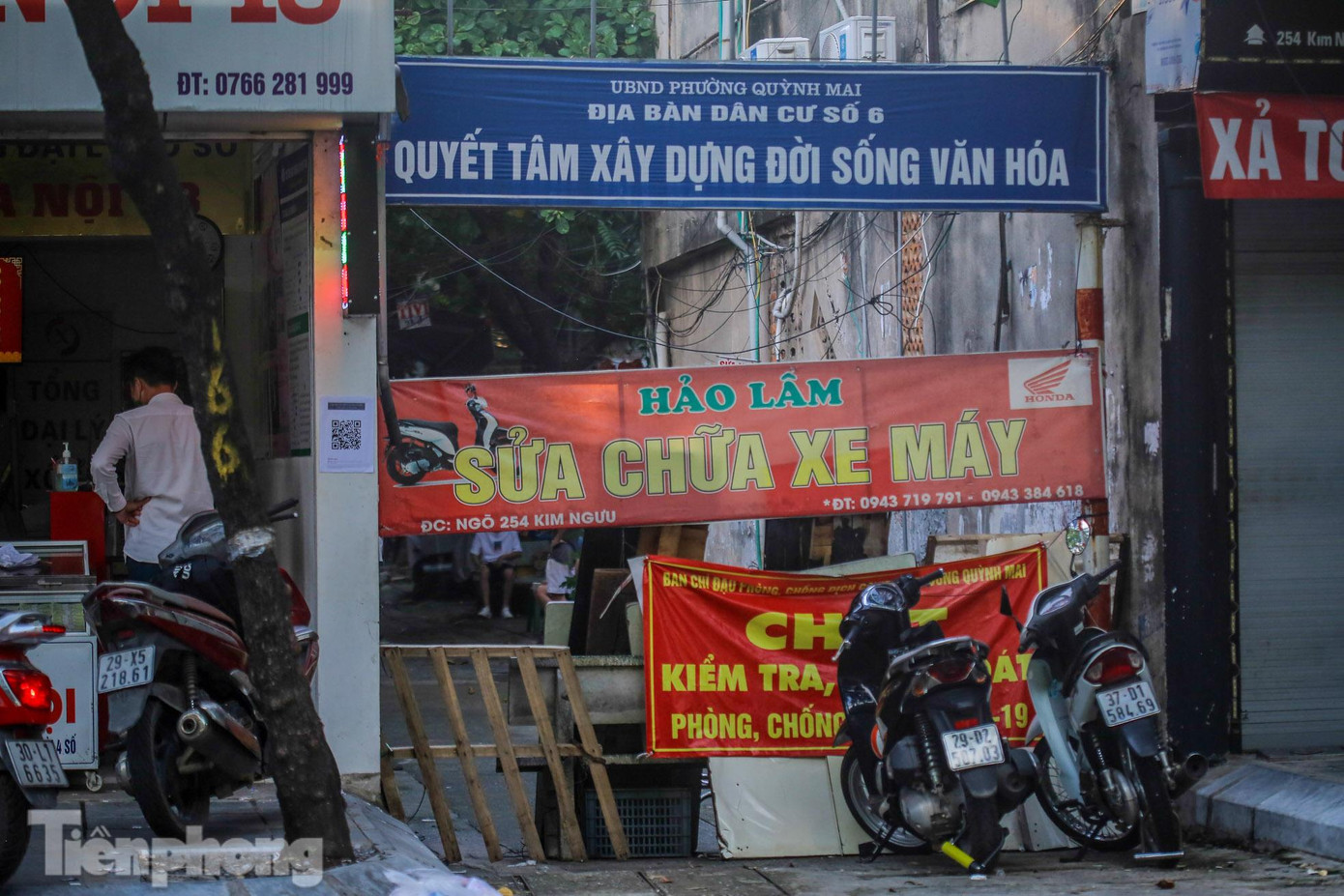 Người dân ở đây đều cho rằng, việc đề cao cảnh giác, thực hiện giãn cách, hạn chế tiếp xúc nơi đông người là biện pháp tốt nhất để bảo vệ mình, gia đình và xã hội.