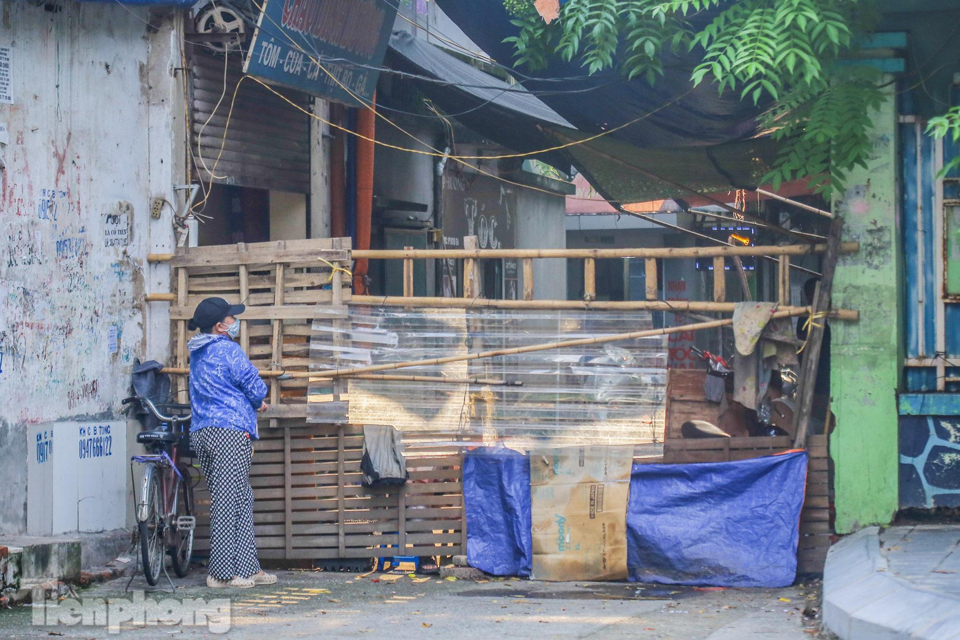 "Tôi rất ủng hộ việc giữ 'vùng xanh', tuy nhiên nên gỡ bỏ những chốt cứng để người dân có thể đi lại dễ dàng và không gây mất mỹ quan đô thị khi Hà Nội đang dần nới lỏng giãn cách", một người dân chia sẻ.