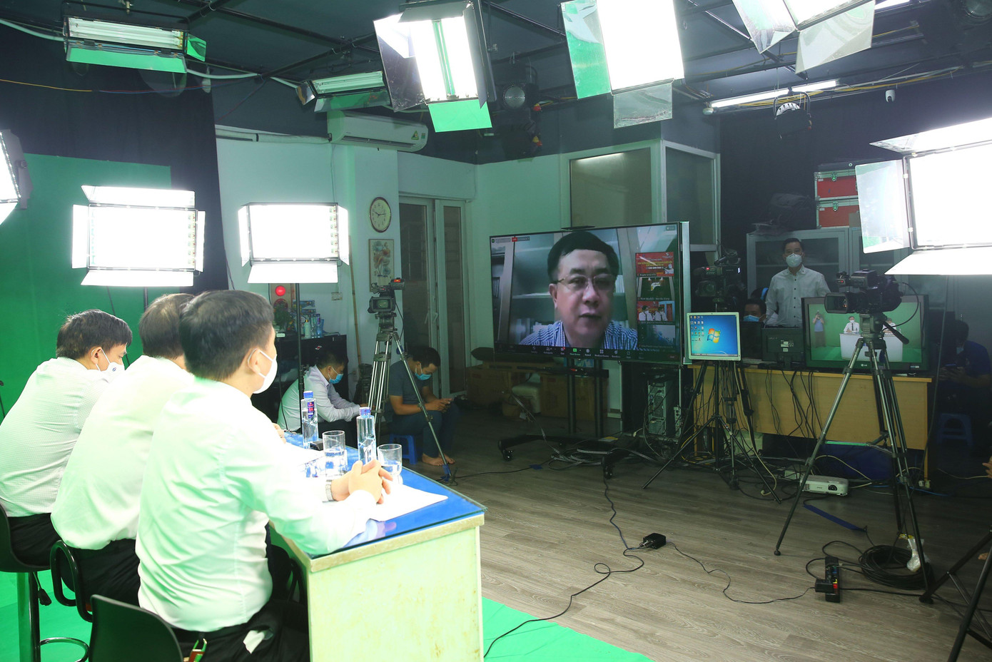 Do tình hình dịch bệnh, buổi tọa đàm được kết hợp giữa hình thức trực tiếp và trực tuyến. Ảnh: Sơn Hải.