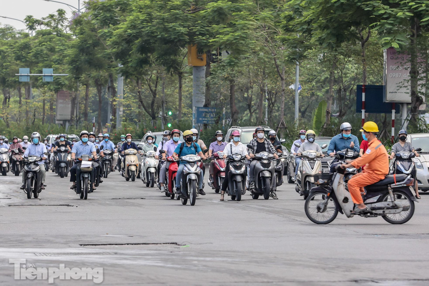 "Vùng đỏ" vẫn khá đông các phương tiện di chuyển. "Vùng đỏ" vẫn khá đông các phương tiện di chuyển.
