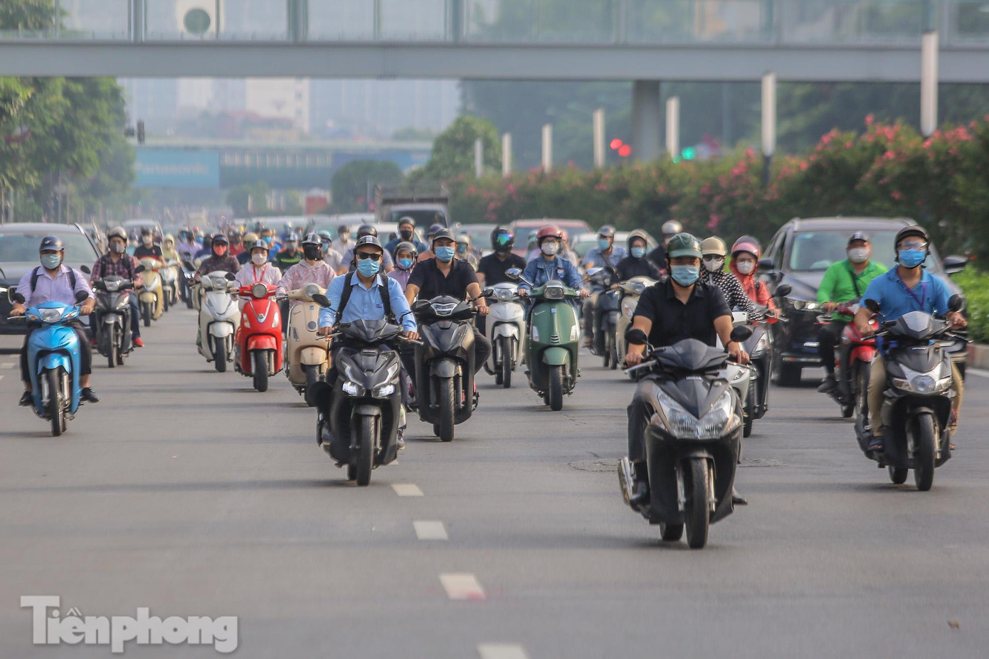 Đường Nguyễn Chí Thanh nhộn nhịp, tấp nập cả 10 làn xe vào sáng nay.