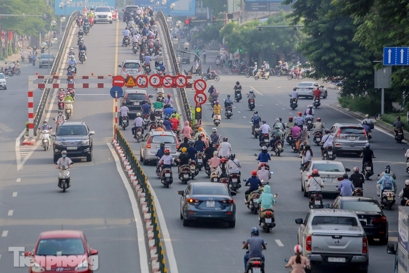 Cầu vượt Tây Sơn-Thái Hà hướng về nội đô nhộn nhịp các phương tiện.