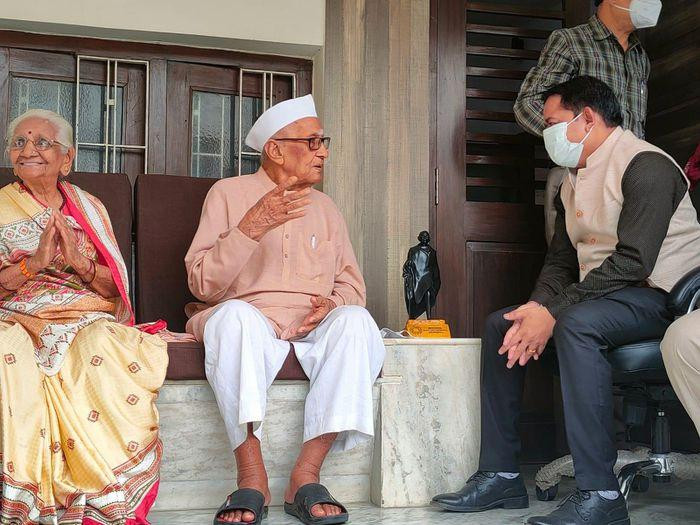 Cụ ông Ishwarlal Dave, 98 tuổi mắc COVID-19 hồi phục thần kỳ nhờ yoga. Ảnh: timesofindia.indiatimes.com