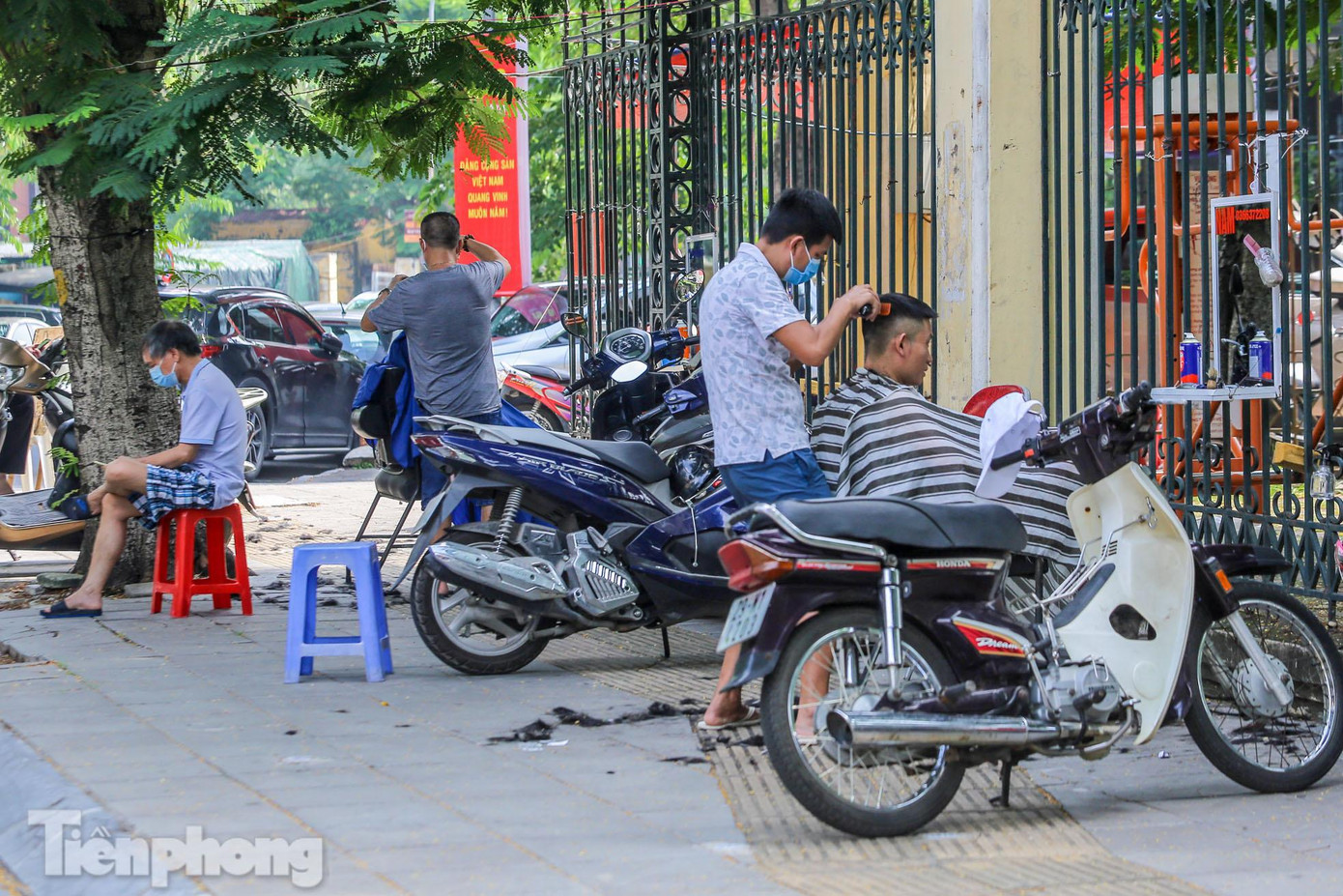 Người dân Thủ đô ùn ùn kéo đến cắt tóc trên phố Tô Hiệu (quận Cầu Giấy). Người dân Thủ đô ùn ùn kéo đến cắt tóc trên phố Tô Hiệu (quận Cầu Giấy).