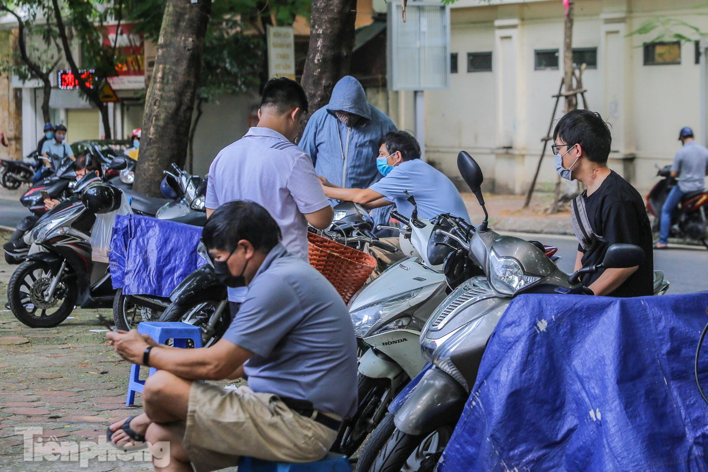 Bên ngoài có hàng chục người chờ. Trung bình mỗi người chờ khoảng 1-2 tiếng mới đến lượt cắt. Bên ngoài có hàng chục người chờ. Trung bình mỗi người chờ khoảng 1-2 tiếng mới đến lượt cắt.