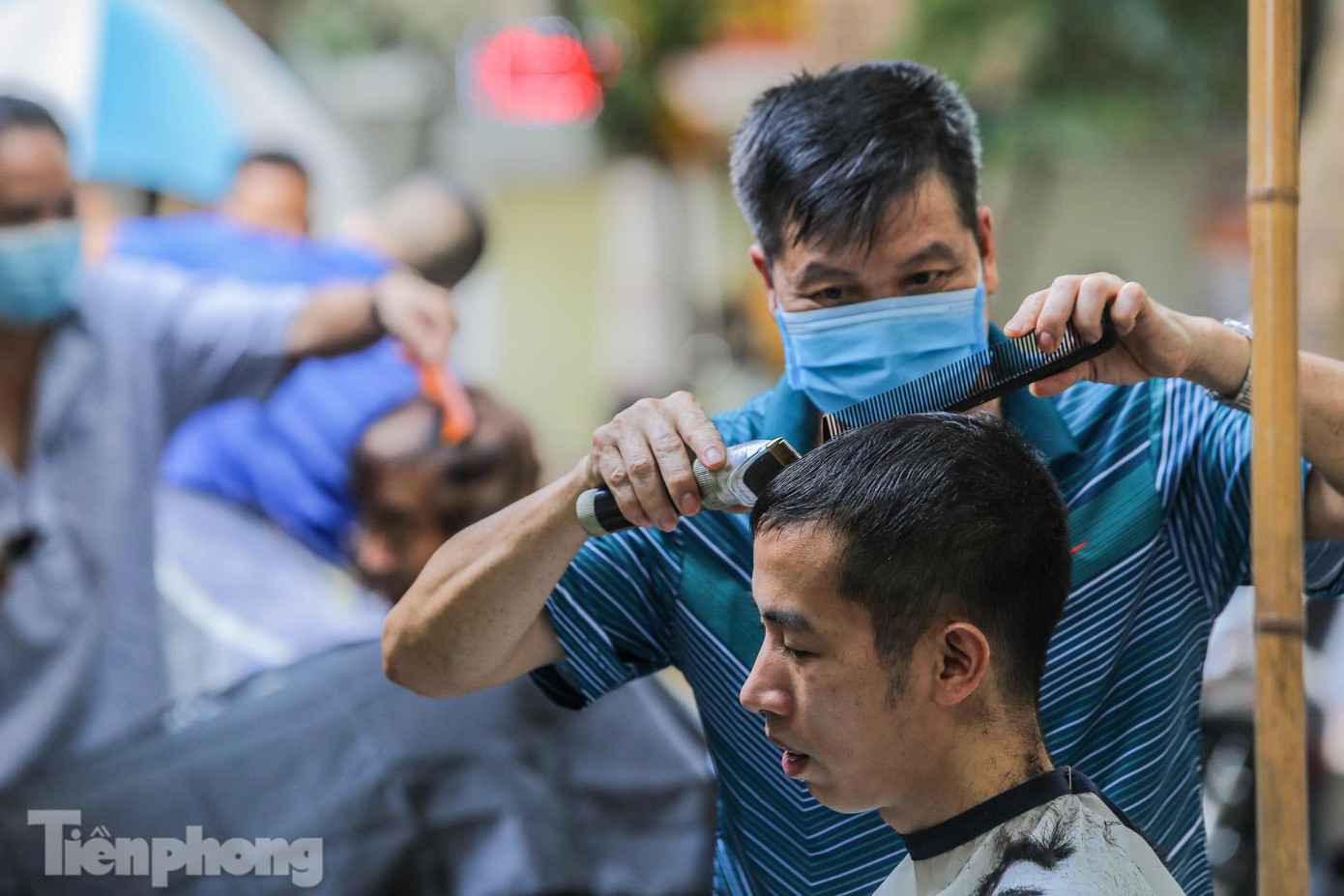 "Sau khi biết tin Hà Nội nới lỏng giãn cách, cắt tóc được trở lại tôi rất là mừng. Tôi đã ra mở hàng từ 7h30 sớm hơn ngày trước, khách đông đến giờ vẫn chưa được nghỉ", anh Tuấn - thợ cắt tóc ở Thái Thịnh cho biết. "Sau khi biết tin Hà Nội nới lỏng giãn cách, cắt tóc được trở lại tôi rất là mừng. Tôi đã ra mở hàng từ 7h30 sớm hơn ngày trước, khách đông đến giờ vẫn chưa được nghỉ", anh Tuấn - thợ cắt tóc ở Thái Thịnh cho biết.