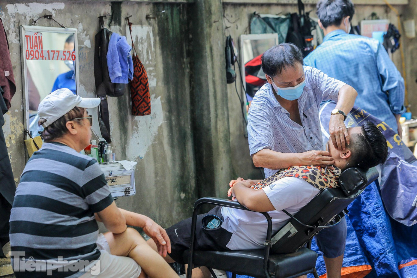 Trung bình cắt tóc mất khoảng 20 phút, theo quan sát, các thợ ở đây làm liền tay không ngừng nghỉ. Trung bình cắt tóc mất khoảng 20 phút, theo quan sát, các thợ ở đây làm liền tay không ngừng nghỉ.