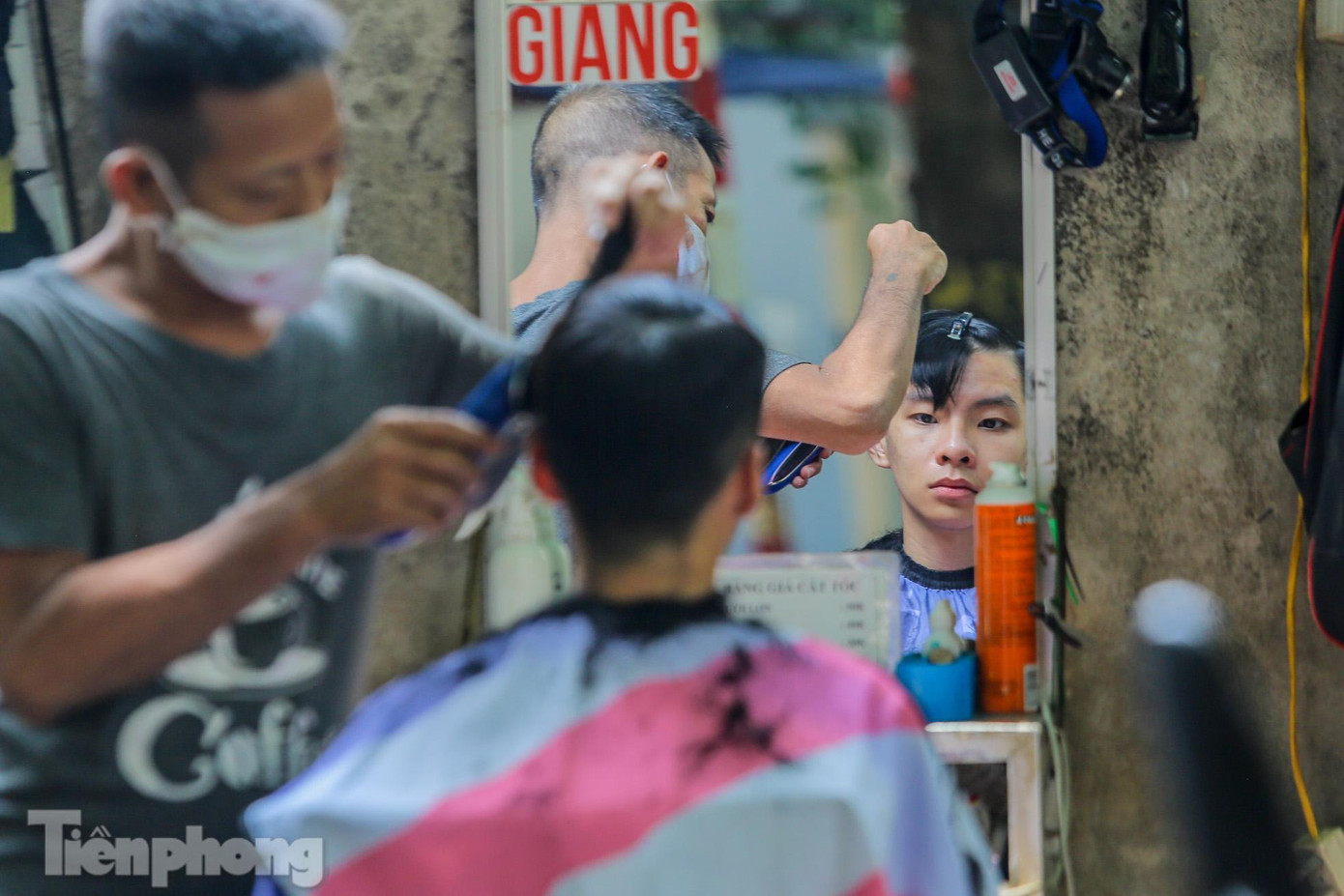 Tiệm cắt tóc đều cho biết trong ngày hôm nay đón lượng khách tăng 30-50% so với những ngày trước khi giãn cách xã hội. Tiệm cắt tóc đều cho biết trong ngày hôm nay đón lượng khách tăng 30-50% so với những ngày trước khi giãn cách xã hội.