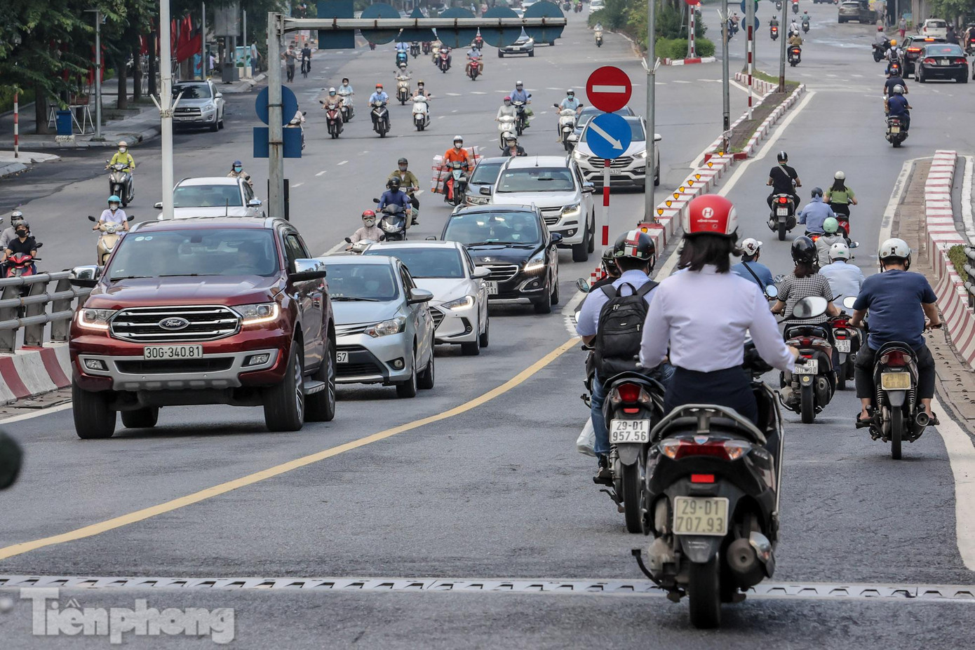 Cầu vượt tại nút giao đầu phố Huế đông đúc. Cầu vượt tại nút giao đầu phố Huế đông đúc.