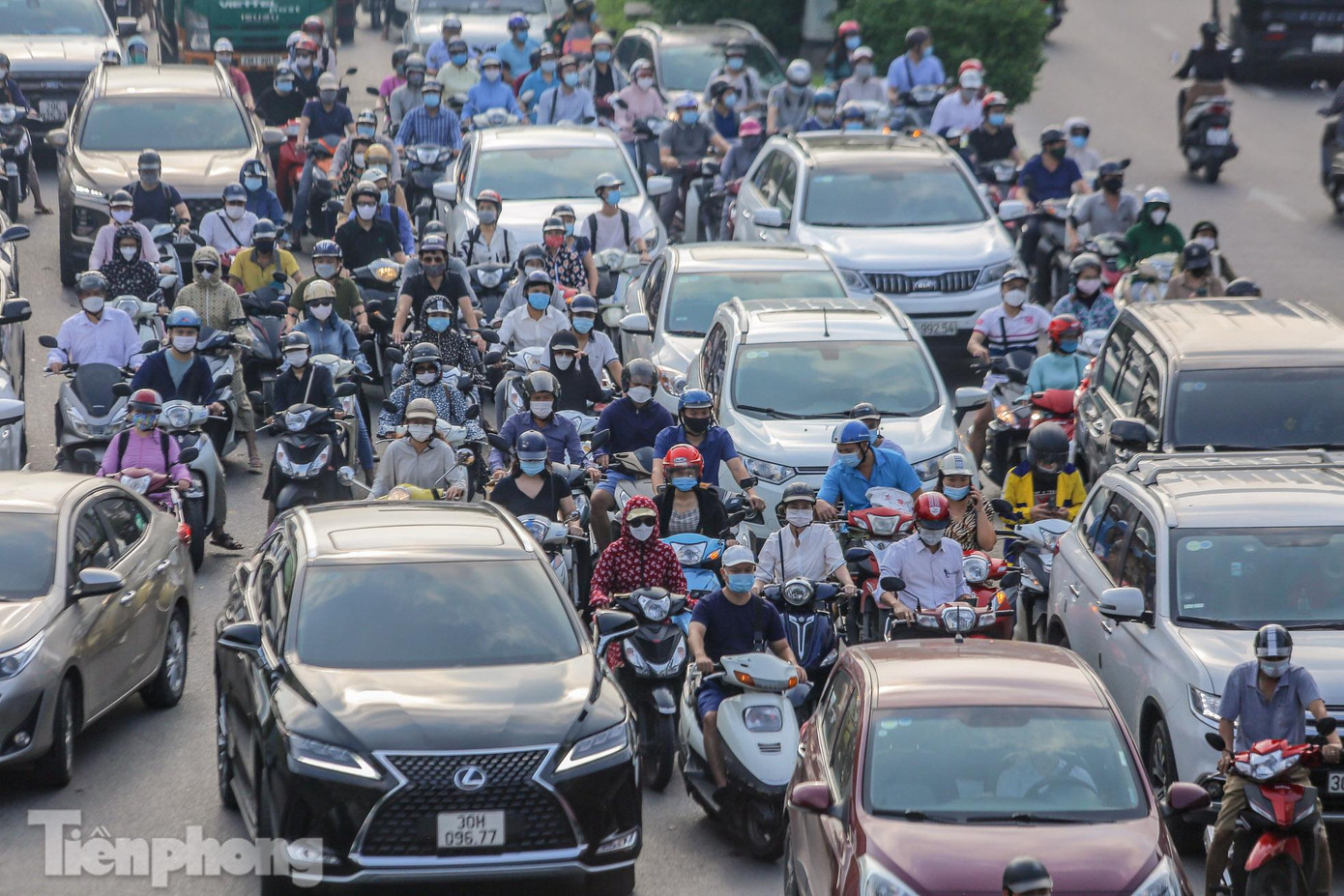 Hình ảnh đông đúc như lúc chưa giãn cách xã hội tại đây vào giờ cao điểm.