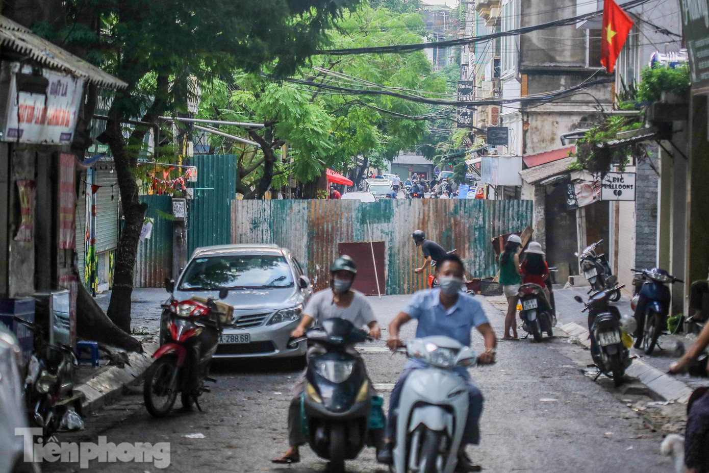 Chốt chặn bằng những tấm tôn ngăn đôi đường Thọ Lão (quận Hai Bà Trưng) được dựng trong những ngày giãn cách xã hội.