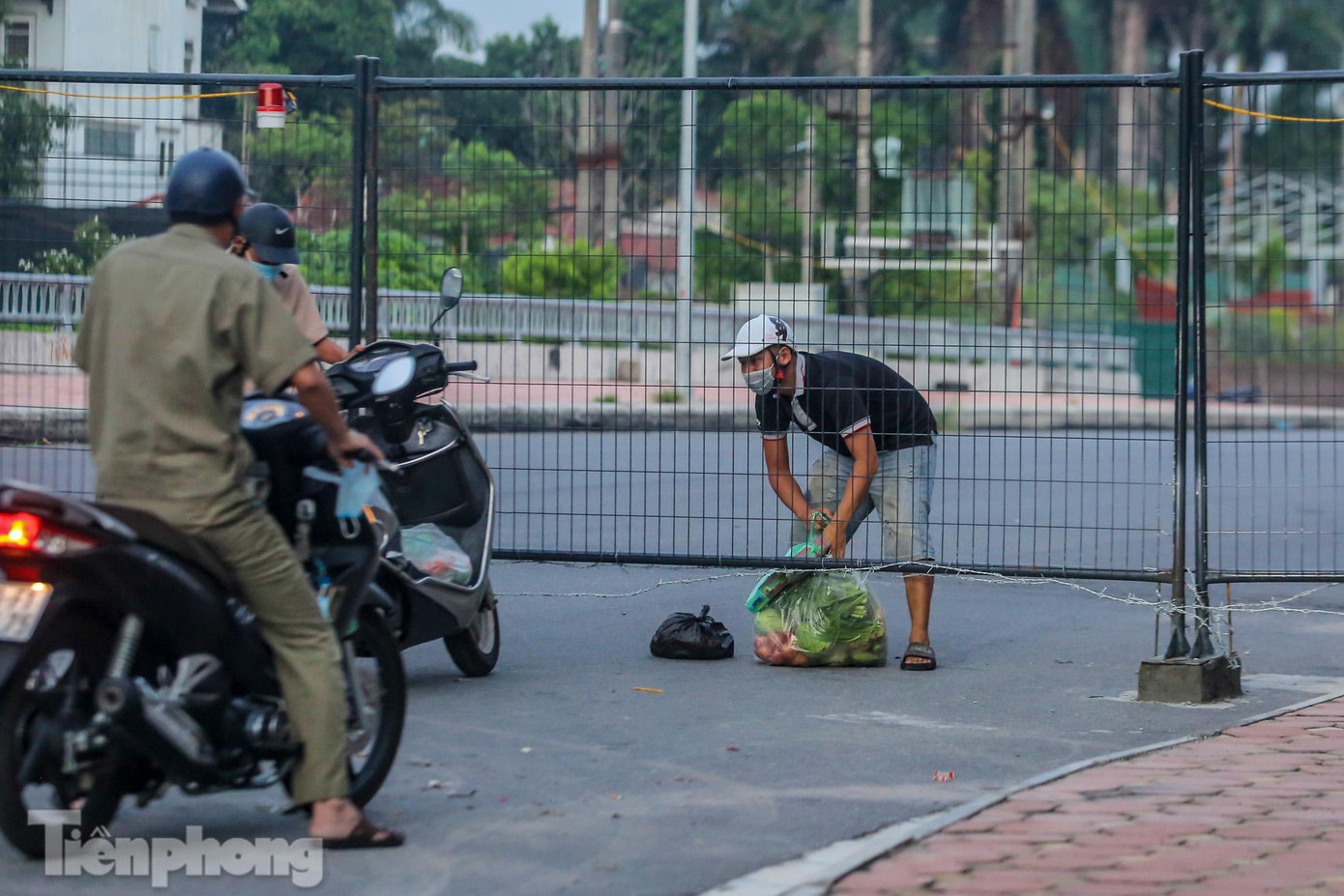 Việc vượt hàng rào giữa hai vùng chủ yếu để trao đổi mua bán thực phẩm, hàng hóa.
