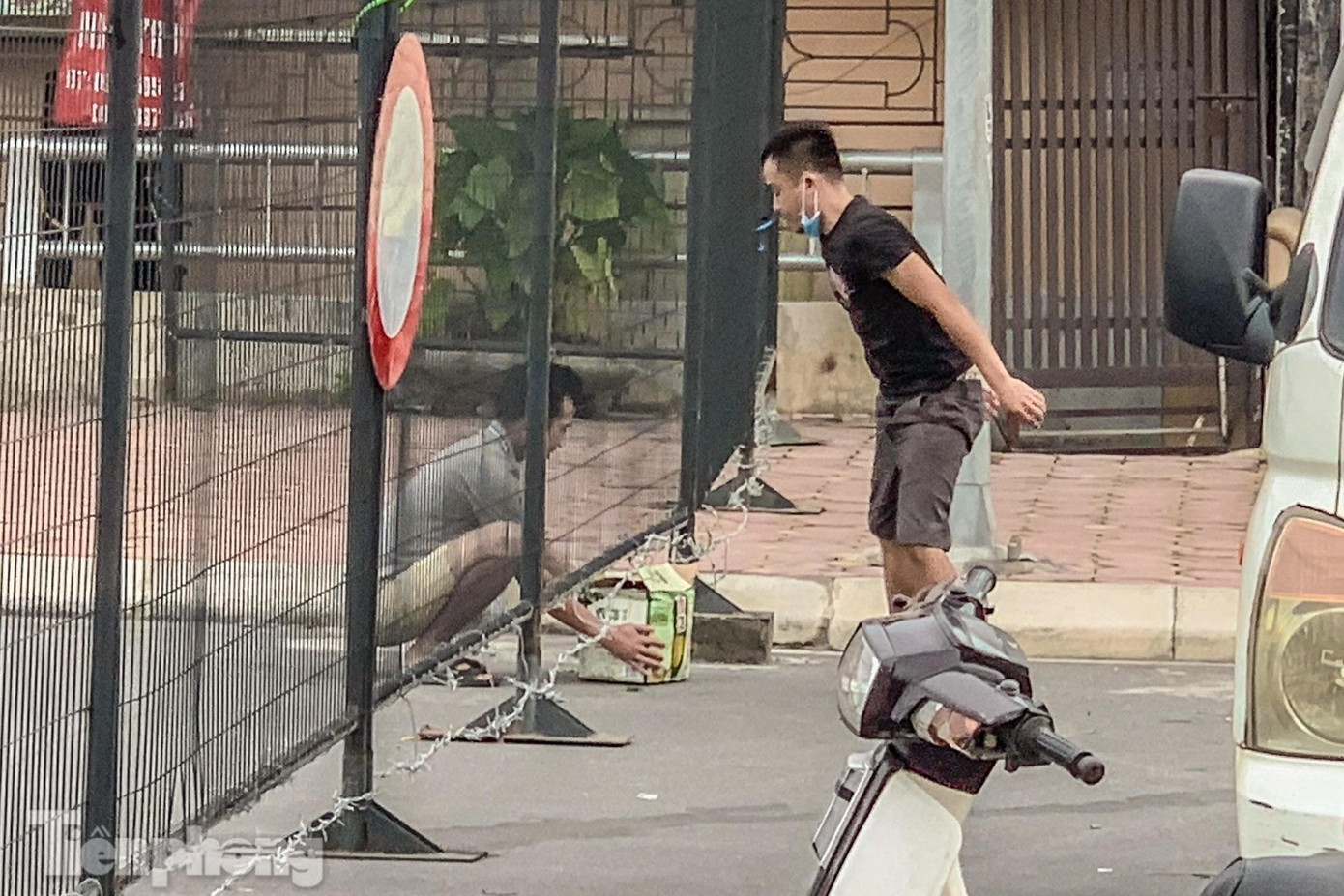 "Việc rào chốt cứng trên cầu Phố viên được triển khai gấp nên thông tin chưa đến được hết người dân. Vì vậy trong thời gian đầu, việc đi lại, sinh hoạt, giao thương, bà con đi chợ gặp một số khó khăn dẫn đến người trên địa bàn xảy ra tình trạng gửi đồ, chuyển đồ qua rào", ông Hoàng Mạnh Cường, phó Chủ tịch phường Cổ Nhuế 2 lý giải nguyên nhân.