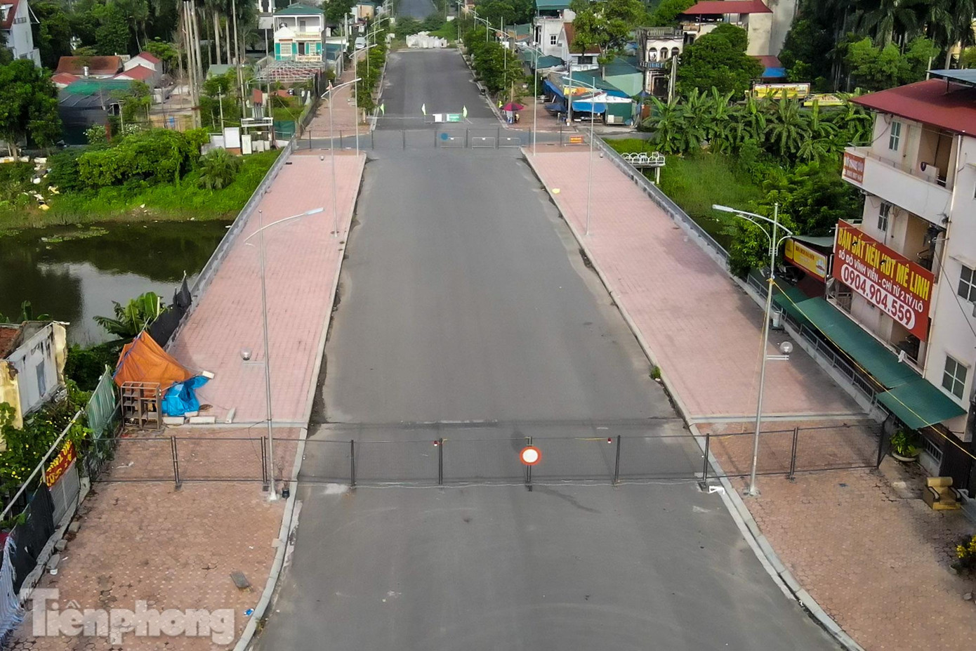 Cầu Phố Viên (phường Cổ Nhuế 2, quận Bắc Từ Liêm), một trong chốt cứng tại 30 điểm cầu trên địa bàn thành phố Hà Nội được lắp đặt hàng rào nhằm hạn chế đi lại giữa hai vùng "xanh, đỏ" phòng dịch COVID-19 trong đợt giãn cách thứ tư.