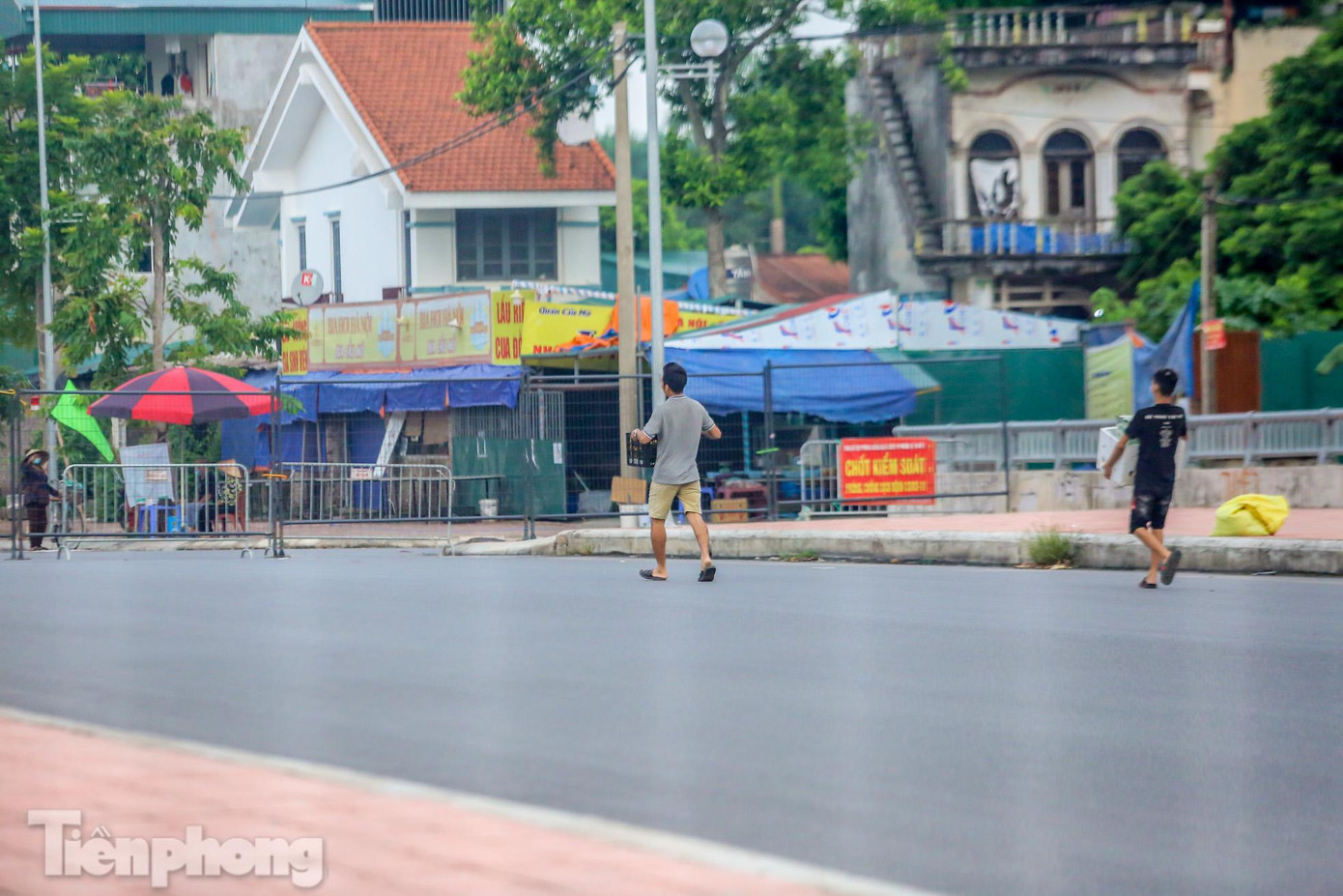 "Một phần không đi được, một phần ngại đi đường xa nên nhiều người chọn cách vượt rào để trao đổi mua bán", anh Giang (phường Cổ Nhuế 2, quận Bắc Từ Liêm) chia sẻ.