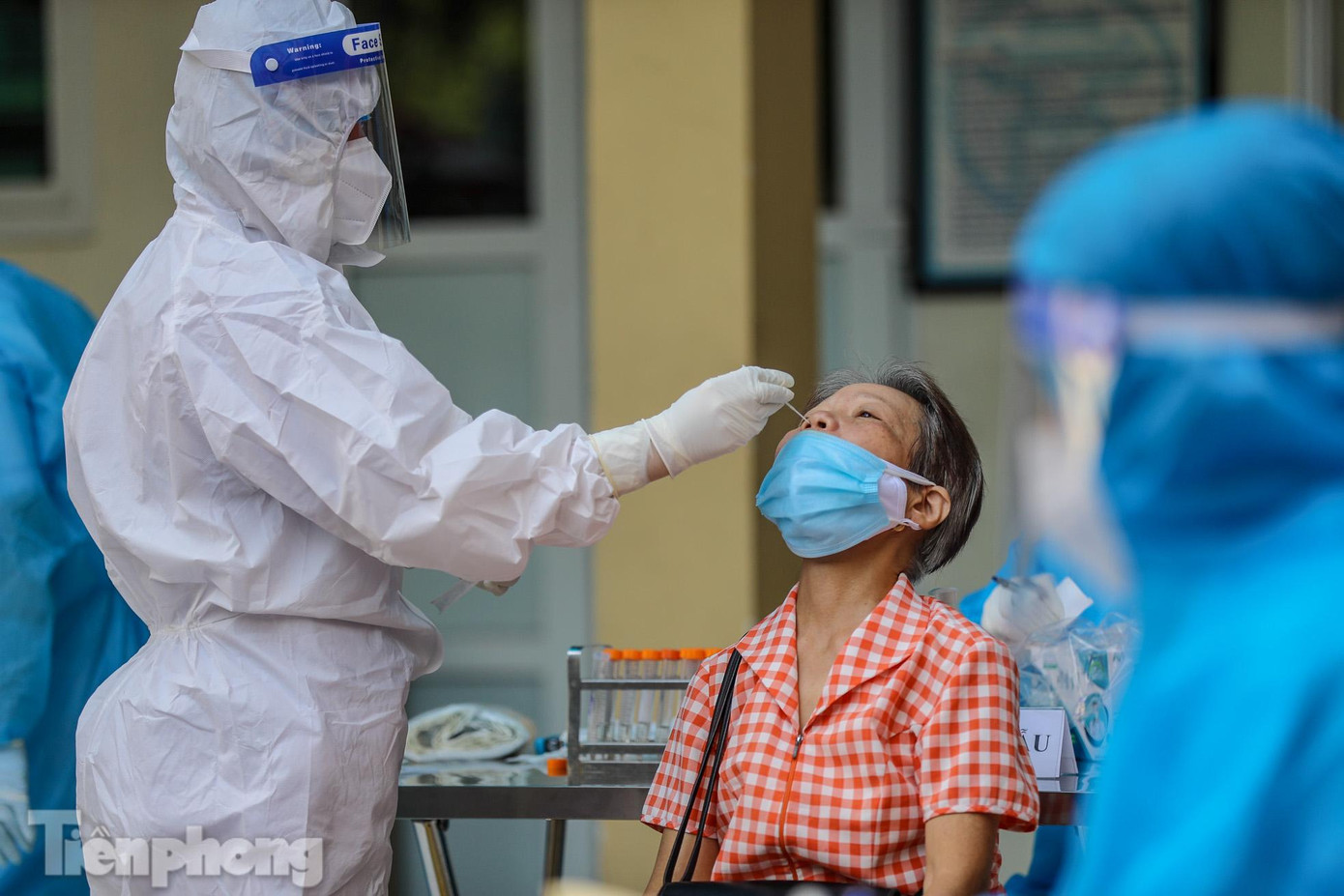 Phó Bí thư Thành ủy Hà Nội cũng cho biết, nguy cơ với Hà Nội phải đặt chung trong bối cảnh với các địa phương khác, nguồn bệnh lây từ bên ngoài vào vẫn rất cao. Chỉ thị mới do UBND thành phố ban hành sẽ cho 2 tuần tiếp theo, nhưng căn cứ vào thực tiễn thành phố có thể sẽ điều chỉnh linh hoạt. “Một nguy cơ mà chúng tôi đánh giá sẽ rất khó khăn là tinh thần, tư tưởng chủ quan của người dân, như lò xo bị nén suốt mấy tháng nay, khi mở ra rất dễ quá đà trong khi nguy cơ vẫn rất cao. Kết quả chống dịch có bền vững hay không phụ thuộc vào ý thức chấp hành của người dân, tổ chức, doanh nghiệp trên địa bàn”, ông Phong nói. Phó Bí thư Thành ủy Hà Nội cũng cho biết, nguy cơ với Hà Nội phải đặt chung trong bối cảnh với các địa phương khác, nguồn bệnh lây từ bên ngoài vào vẫn rất cao. Chỉ thị mới do UBND thành phố ban hành sẽ cho 2 tuần tiếp theo, nhưng căn cứ vào thực tiễn thành phố có thể sẽ điều chỉnh linh hoạt. “Một nguy cơ mà chúng tôi đánh giá sẽ rất khó khăn là tinh thần, tư tưởng chủ quan của người dân, như lò xo bị nén suốt mấy tháng nay, khi mở ra rất dễ quá đà trong khi nguy cơ vẫn rất cao. Kết quả chống dịch có bền vững hay không phụ thuộc vào ý thức chấp hành của người dân, tổ chức, doanh nghiệp trên địa bàn”, ông Phong nói.