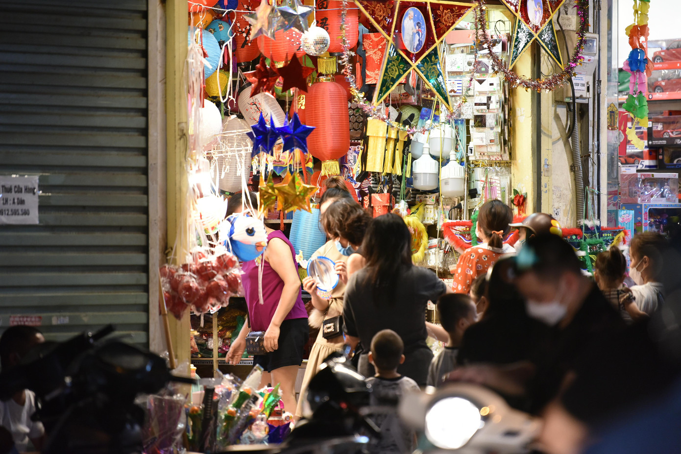 Các cửa hàng trên phố Hàng Mã đông khách.