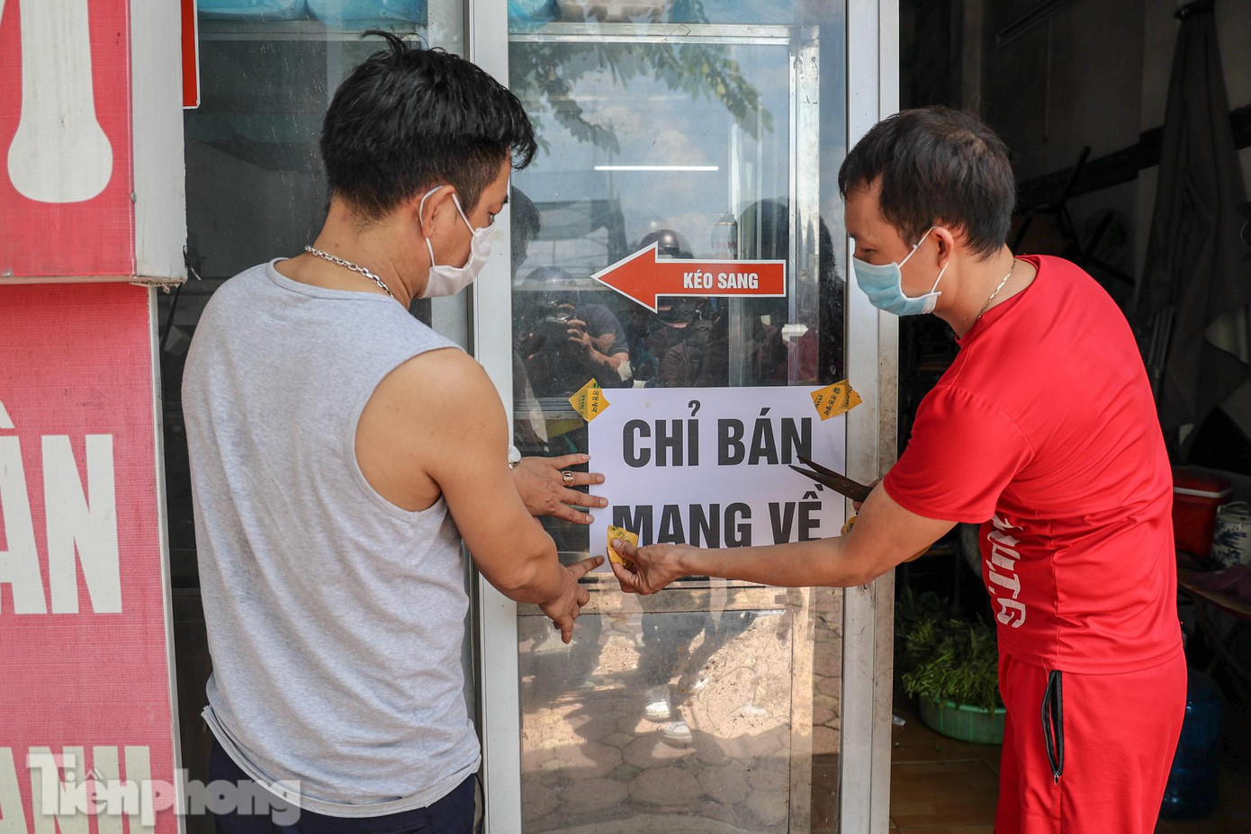 Từ 12 giờ ngày 16/9, với các địa bàn quận, huyện tại Hà Nội chưa ghi nhận ca nhiễm cộng đồng (từ thời điểm thực hiện Chỉ thị số 20/CT-UBND ngày 3/9 của Chủ tịch UBND thành phố, hiệu lực từ 6/9), được phép hoạt động trở lại: cơ sở kinh doanh văn phòng phẩm, sách, thiết bị, đồ dùng học tập. Cơ sở kinh doanh dịch vụ sửa chữa phương tiện giao thông, điện tử, điện lạnh và đồ gia dụng. Cơ sở kinh doanh dịch vụ ăn uống (chỉ bán mang về) và đóng cửa trước 21 giờ hàng ngày. Theo thống kê của Sở Y tế Hà Nội, có 19 quận, huyện không ghi nhận ca mắc COVID-19 ở cộng đồng, gồm: Ba Đình, Ba Vì, Bắc Từ Liêm, Cầu Giấy, Đan Phượng, Gia Lâm, Hoài Đức, Long Biên, Mê Linh, Mỹ Đức, Nam Từ Liêm, Phú Xuyên, Phúc Thọ, Quốc Oai, Sóc Sơn, Sơn Tây, Thanh Oai, Ứng Hoà, Tây Hồ. Từ 12 giờ ngày 16/9, với các địa bàn quận, huyện tại Hà Nội chưa ghi nhận ca nhiễm cộng đồng (từ thời điểm thực hiện Chỉ thị số 20/CT-UBND ngày 3/9 của Chủ tịch UBND thành phố, hiệu lực từ 6/9), được phép hoạt động trở lại: cơ sở kinh doanh văn phòng phẩm, sách, thiết bị, đồ dùng học tập. Cơ sở kinh doanh dịch vụ sửa chữa phương tiện giao thông, điện tử, điện lạnh và đồ gia dụng. Cơ sở kinh doanh dịch vụ ăn uống (chỉ bán mang về) và đóng cửa trước 21 giờ hàng ngày. Theo thống kê của Sở Y tế Hà Nội, có 19 quận, huyện không ghi nhận ca mắc COVID-19 ở cộng đồng, gồm: Ba Đình, Ba Vì, Bắc Từ Liêm, Cầu Giấy, Đan Phượng, Gia Lâm, Hoài Đức, Long Biên, Mê Linh, Mỹ Đức, Nam Từ Liêm, Phú Xuyên, Phúc Thọ, Quốc Oai, Sóc Sơn, Sơn Tây, Thanh Oai, Ứng Hoà, Tây Hồ.