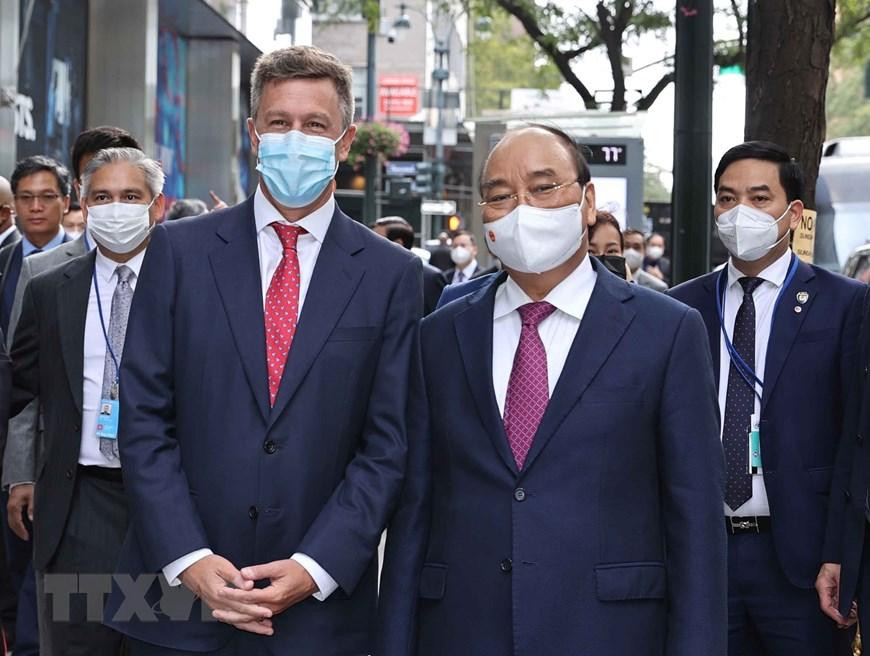 Chủ tịch nước Nguyễn Xuân Phúc trong chuyến thăm Công ty Pfizer.(Ảnh: Thống Nhất/TTXVN) Chủ tịch nước Nguyễn Xuân Phúc trong chuyến thăm Công ty Pfizer.(Ảnh: Thống Nhất/TTXVN)