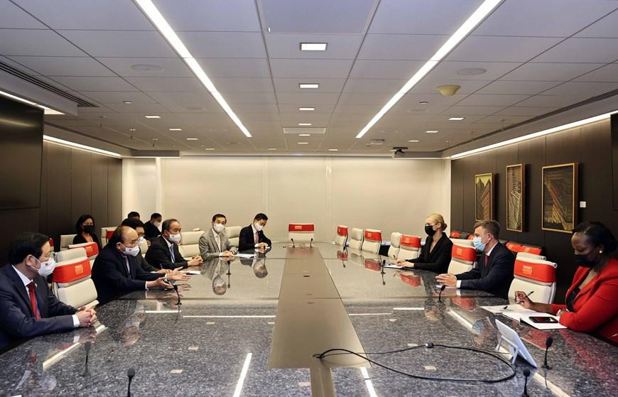 Chủ tịch nước Nguyễn Xuân Phúc đến thăm và làm việc tại Công ty Pfizer. (Ảnh: Thống Nhất/TTXVN) Chủ tịch nước Nguyễn Xuân Phúc đến thăm và làm việc tại Công ty Pfizer. (Ảnh: Thống Nhất/TTXVN)